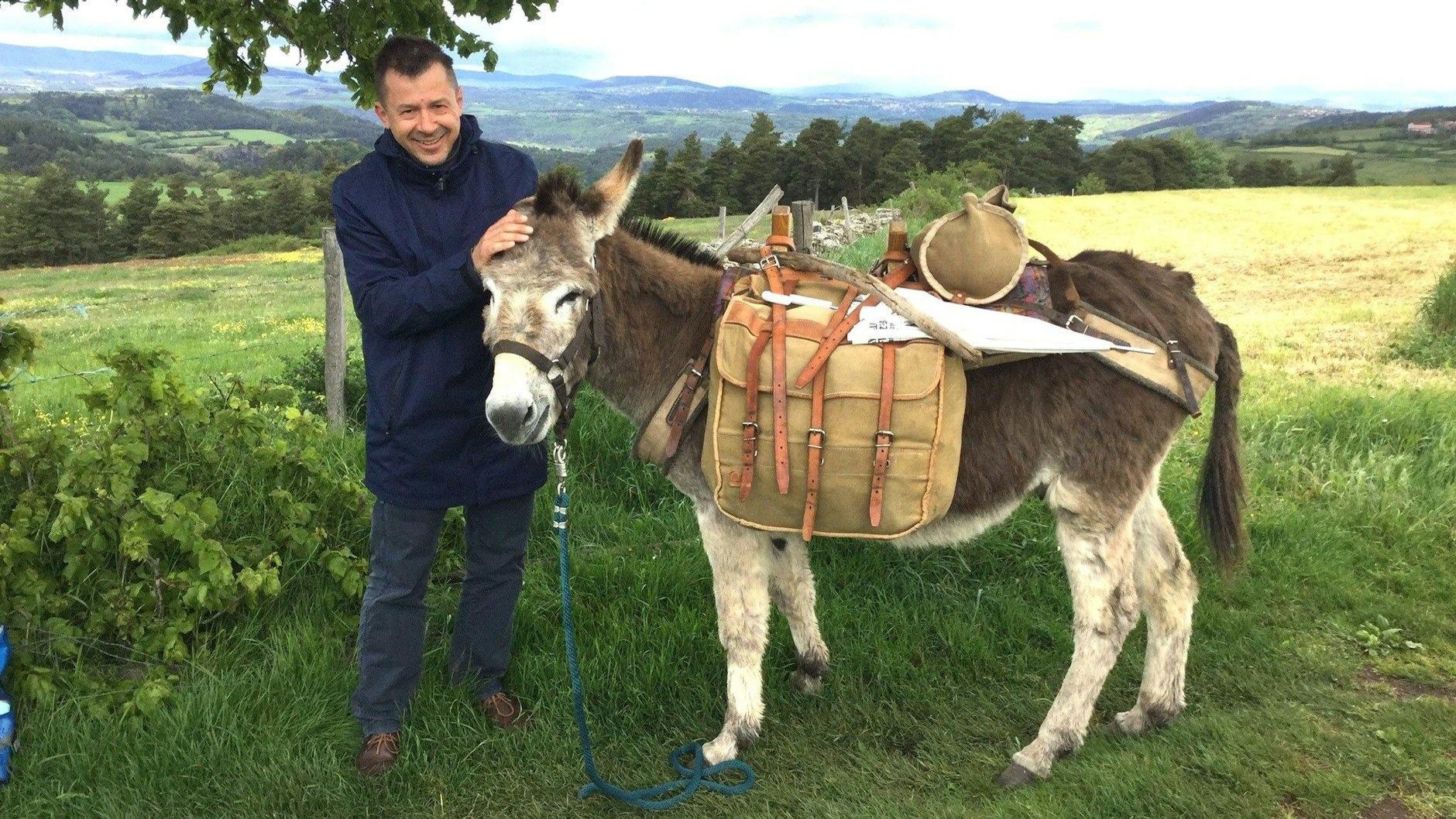 Mit Narcisse unterwegs: Erik Kormann mit seinem Esel in Frankreich