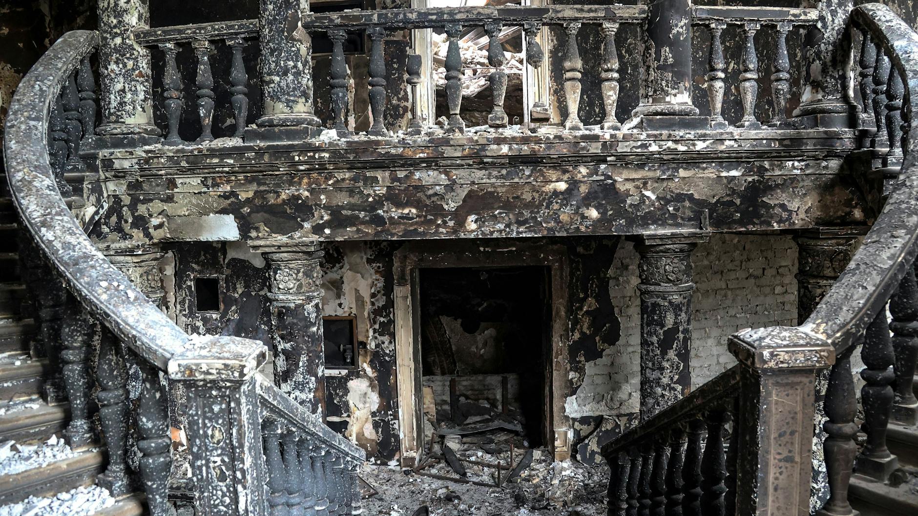 Blick ins Innere des Theaters von Mariupol, das während der Kämpfe infolge der russischen Invasion in die Ukraine beschädigt wurde.