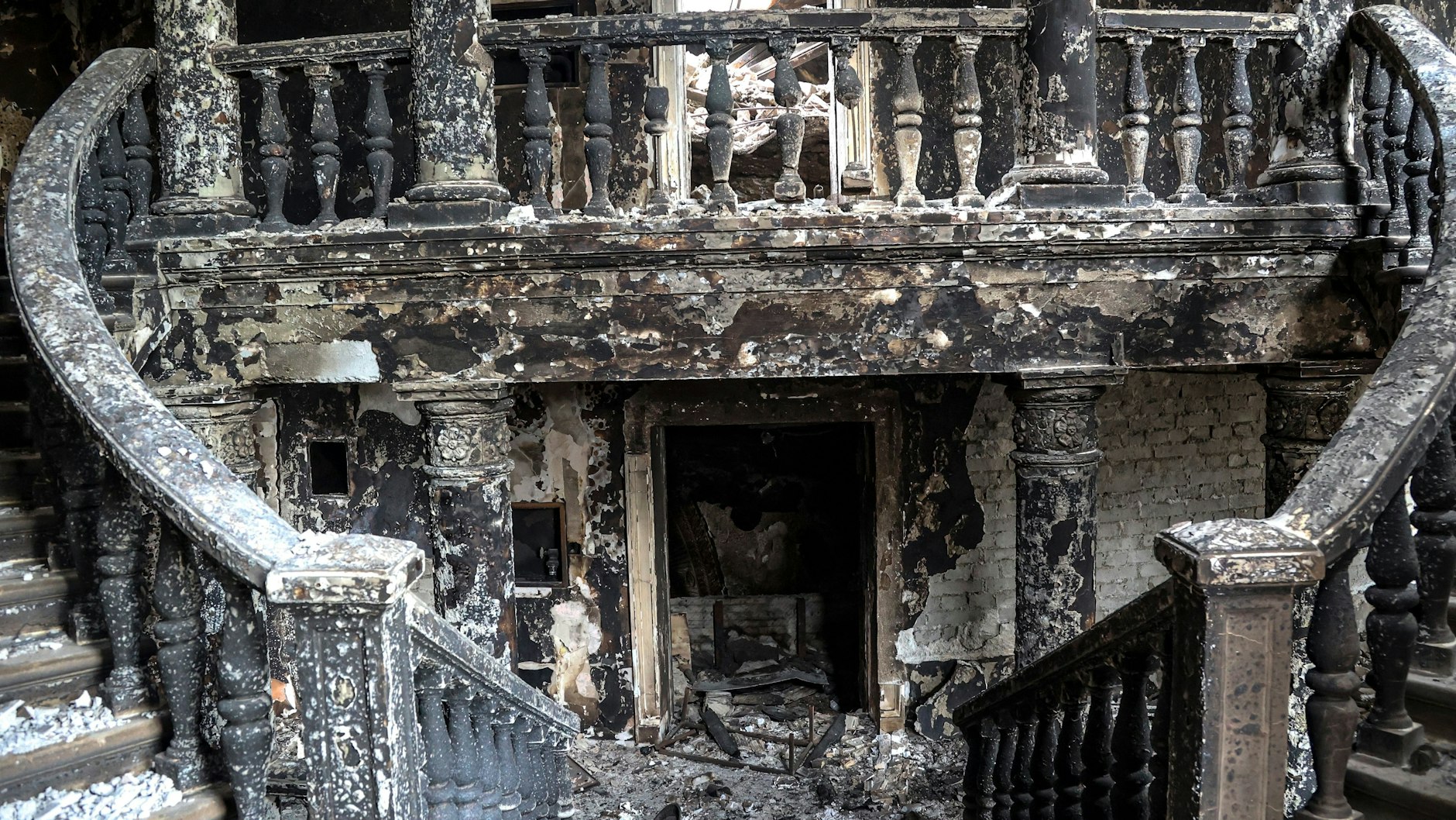 Blick ins Innere des Theaters von Mariupol, das während der Kämpfe infolge der russischen Invasion in die Ukraine beschädigt wurde. 