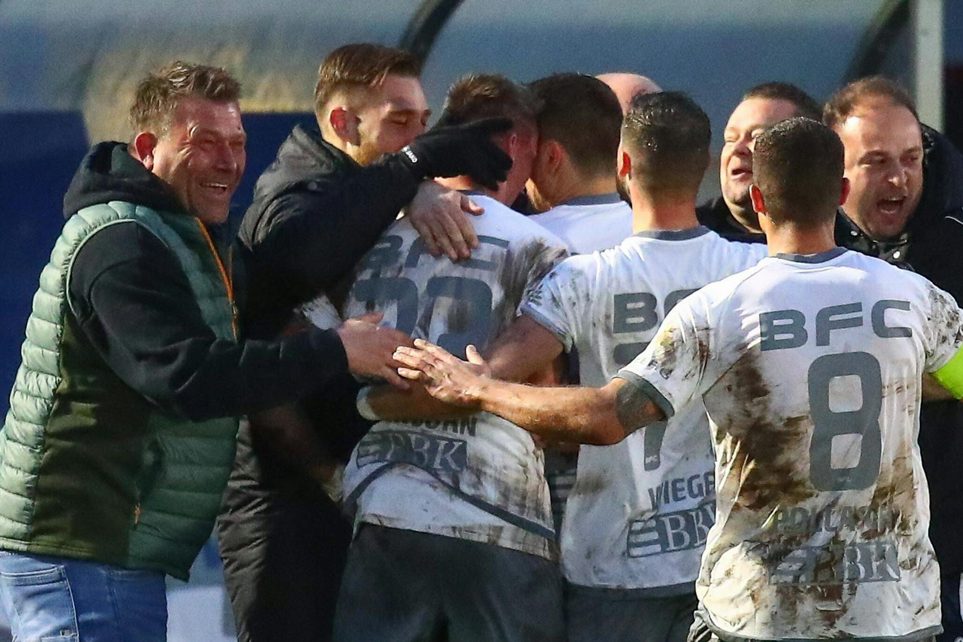 Was für eine Erleichterung: BFC-Trainer Christian Benbennek (l.), seine Spieler feiern nach dem 1:0 in Rathenow durch Niklas Brandt.