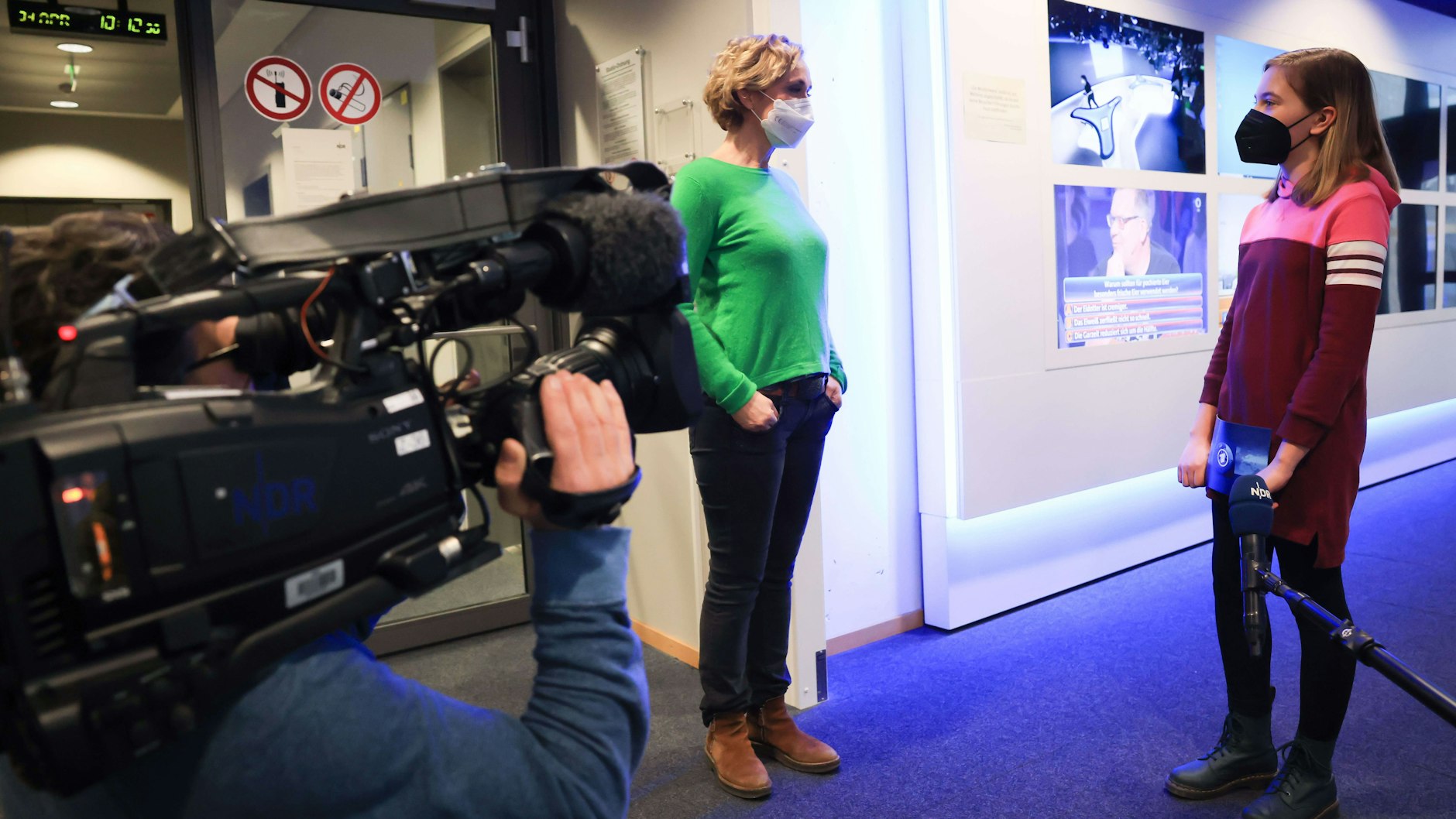 Ella spricht mit „Tagesthemen“-Moderatorin Caren Miosga (l.), nachdem die Zwölfjährige im NDR-Studio ihren Kommentar eingesprochen hat.