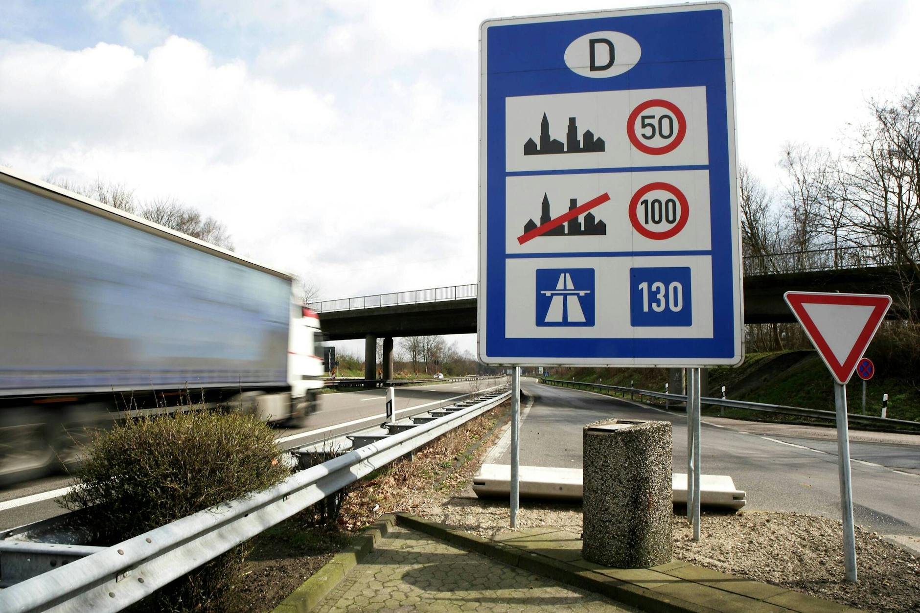 Laut Bundesverkehrsminister Wissing (FDP) mangelt es an Schildern.