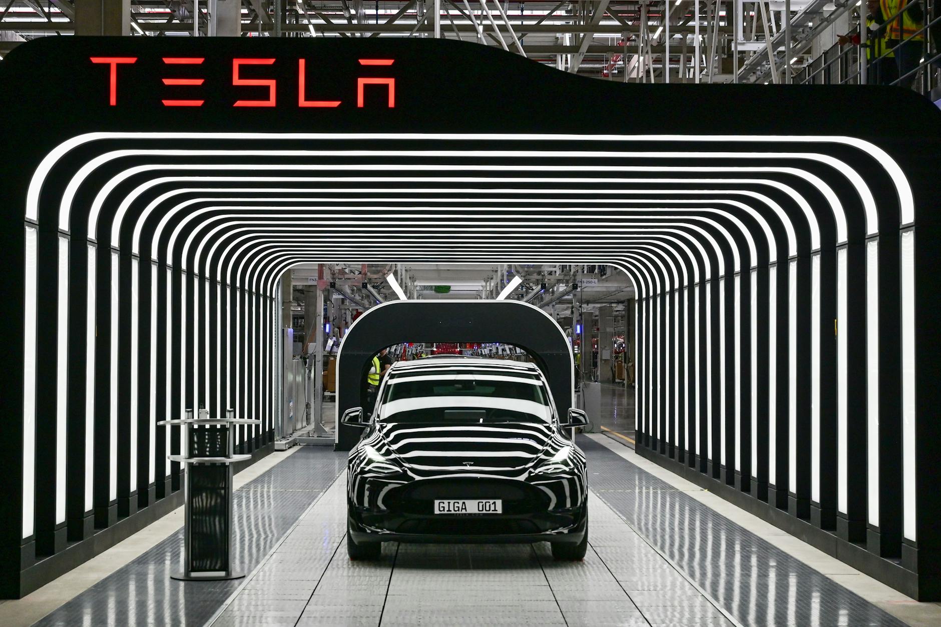 Ein Elektrofahrzeug vom Typ Model Y steht zur Eröffnung der Tesla-Gigafactory Berlin Brandenburg auf einem Band.
