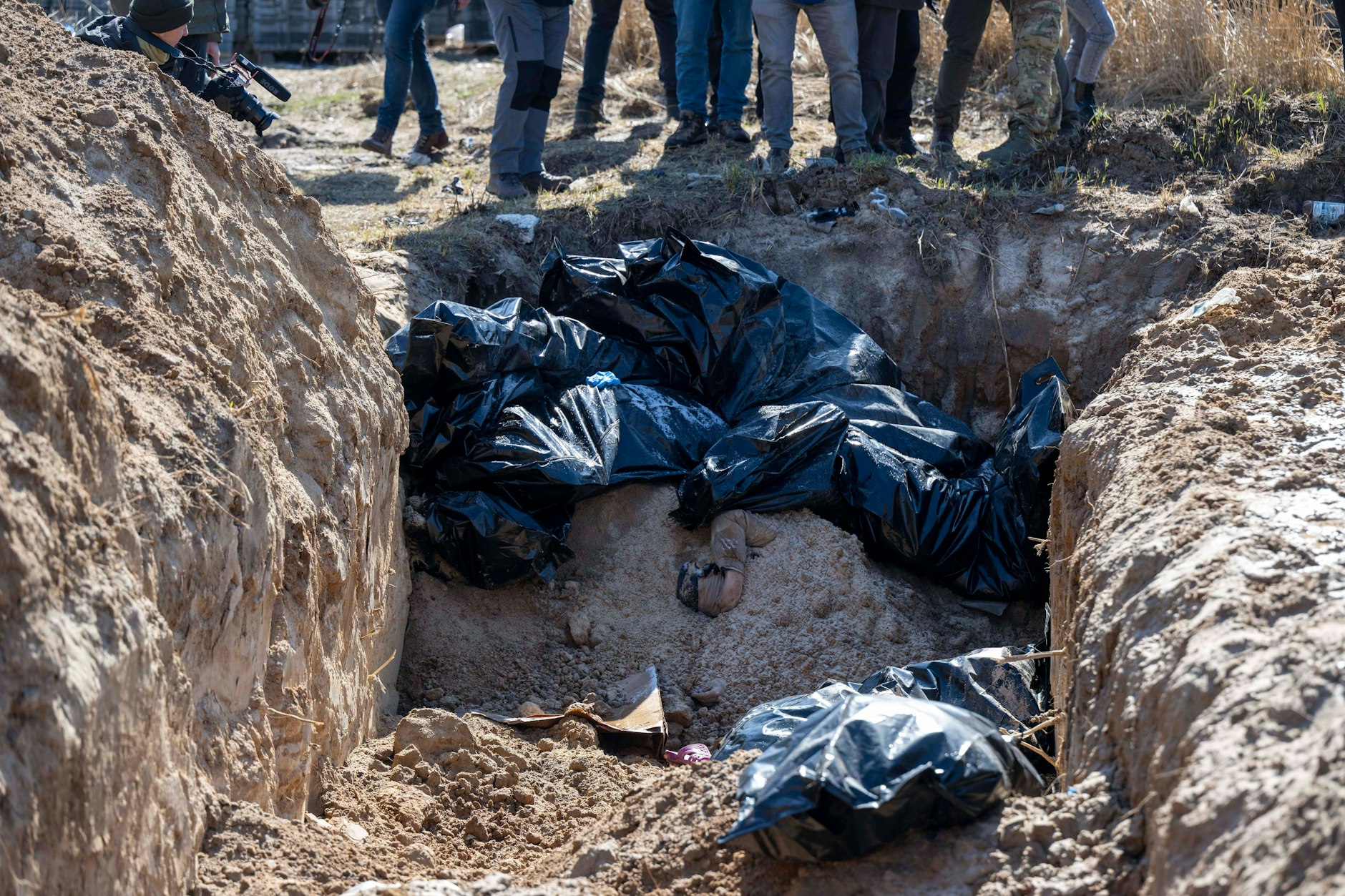 Ein Massengrab in Butscha: Hunderte Zivilisten wurden offenbar während der russischen Besatzung ermordet. Aber wer kann für die offensichtlichen Kriegsverbrechen zur Rechenschaft gezogen werden?