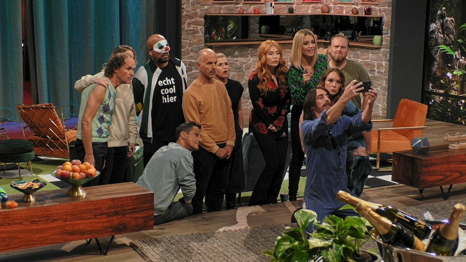 Die Teilnehmer der dritten Staffel LOL im Studio der schrägen Comedy-WG.