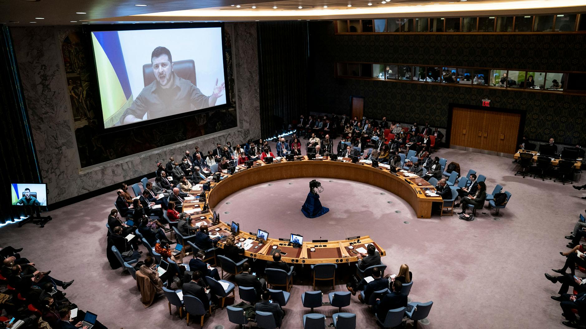 New York: Wolodymyr Selenskyj, Präsident der Ukraine, spricht per Videoübertragung während einer Sitzung des UN-Sicherheitsrats im Hauptquartier der Vereinten Nationen.