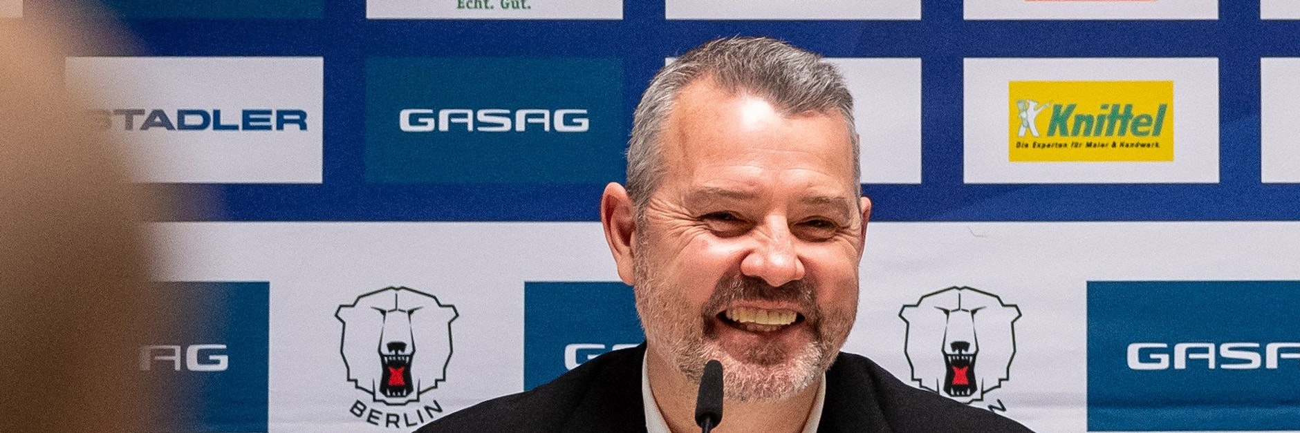 Eisbären-Trainer Serge Aubin ist bei der offiziellen Pressekonferenz vor den Play-offs bestens gelaunt.