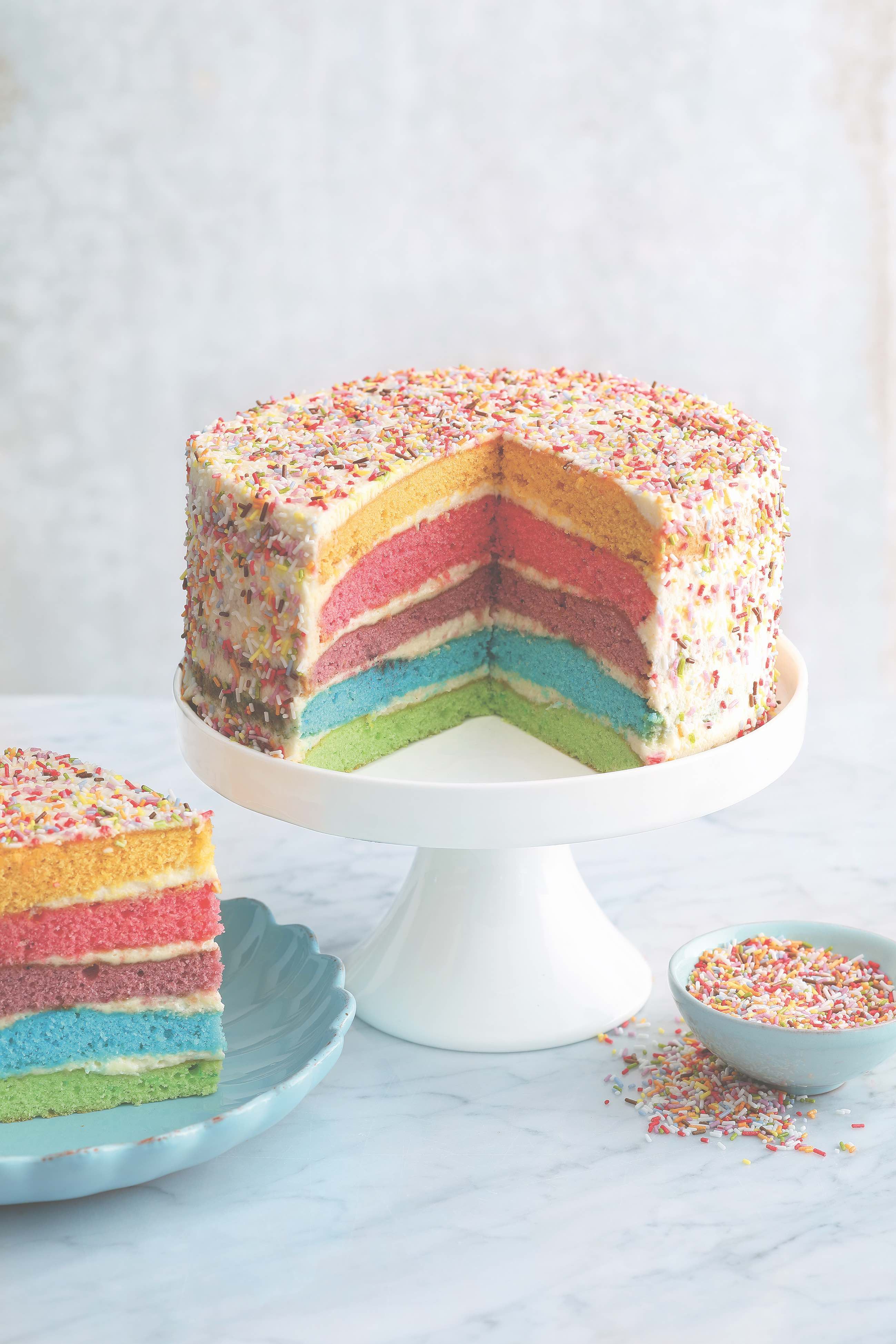 Nicht nur beim Kindergeburtstag das Highlight: die Regenbogen-Torte sieht genial aus und schmeckt auch so!