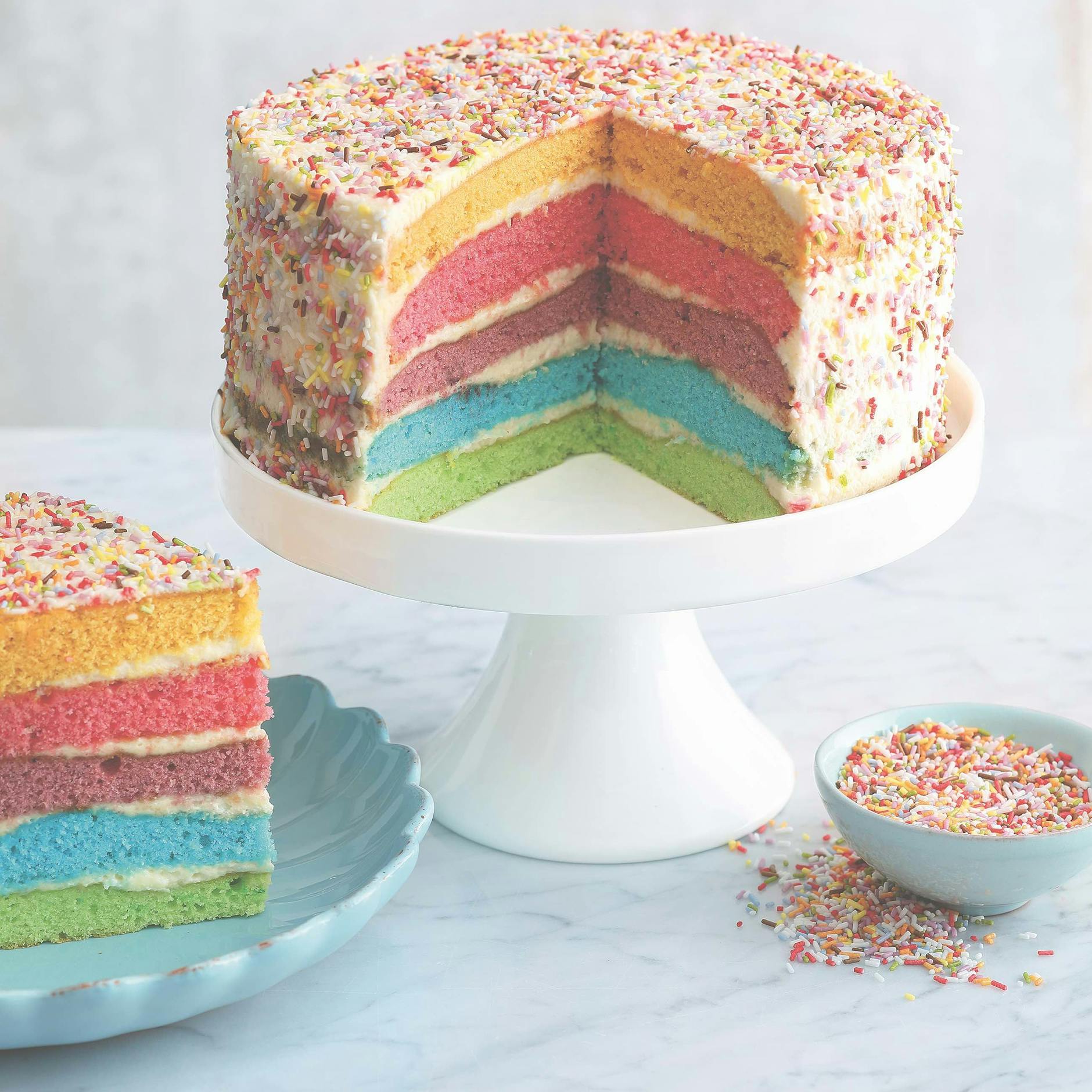 Nicht nur beim Kindergeburtstag das Highlight: die Regenbogen-Torte sieht genial aus und schmeckt auch so!