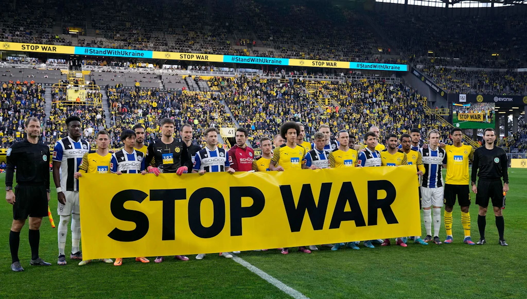 Wegen pro-ukrainischen Botschaften: Russen-Sender zensiert Bundesliga-Spiel