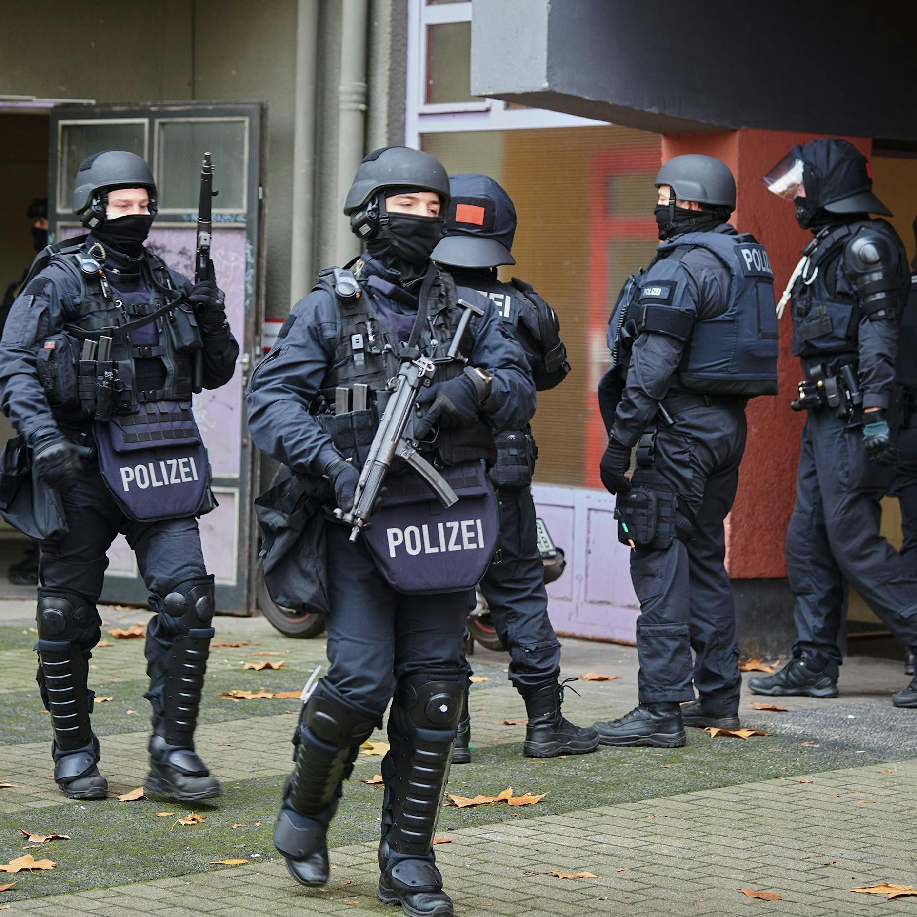 Na endlich! Mega-Razzia in Berlin und anderen Bundesländern: WARUM Geldwäsche-Nazis jetzt zittern müssen