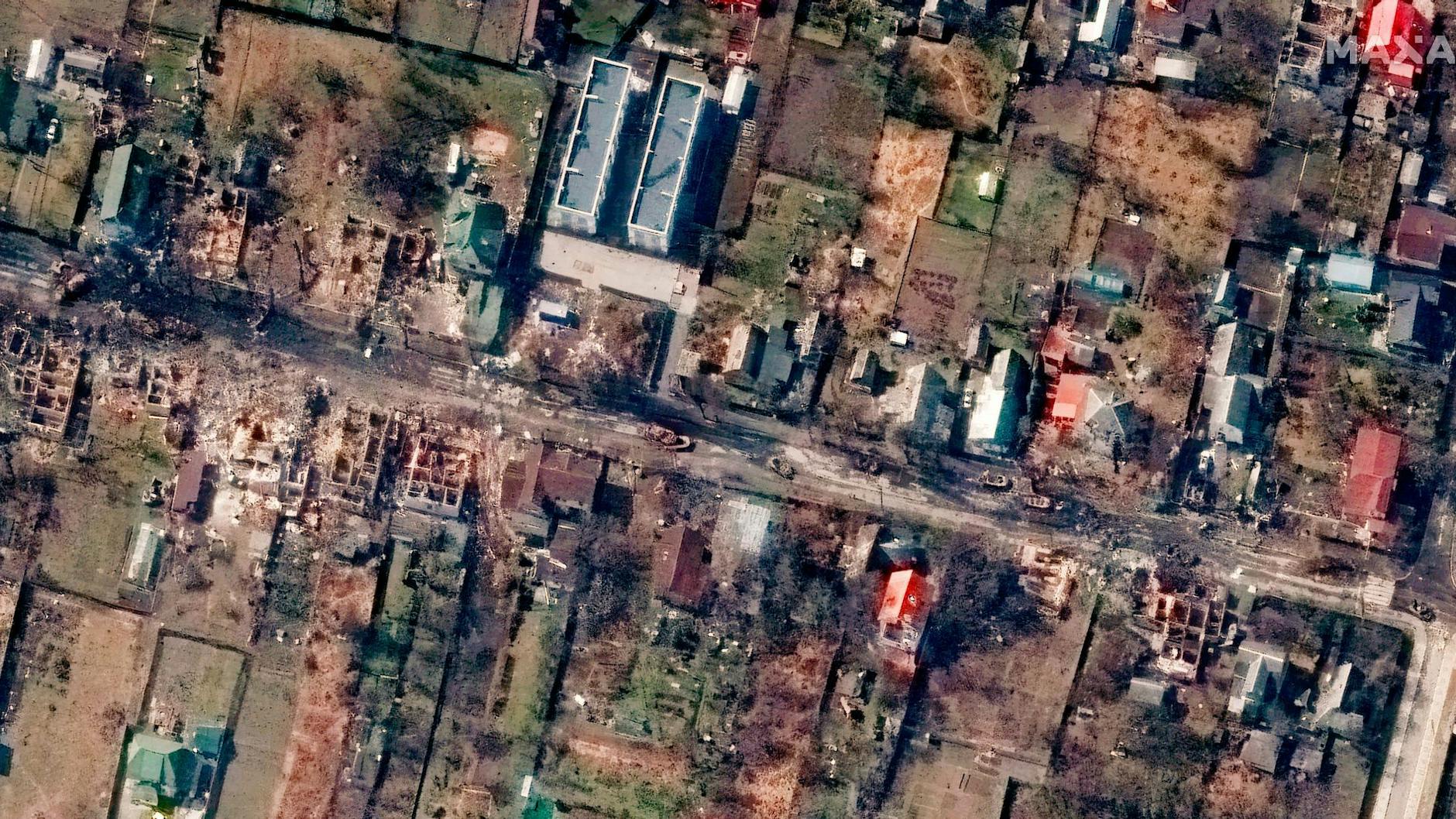 Dieses von Maxar Technologies bereitgestellte Satellitenbild zeigt einen Überblick der zerstörten Häuser und Fahrzeuge in einer Straße in Butscha.