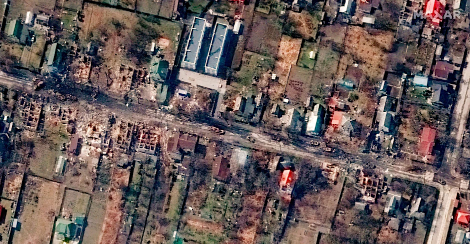 Dieses von Maxar Technologies bereitgestellte Satellitenbild zeigt einen Überblick der zerstörten Häuser und Fahrzeuge in einer Straße in Butscha.