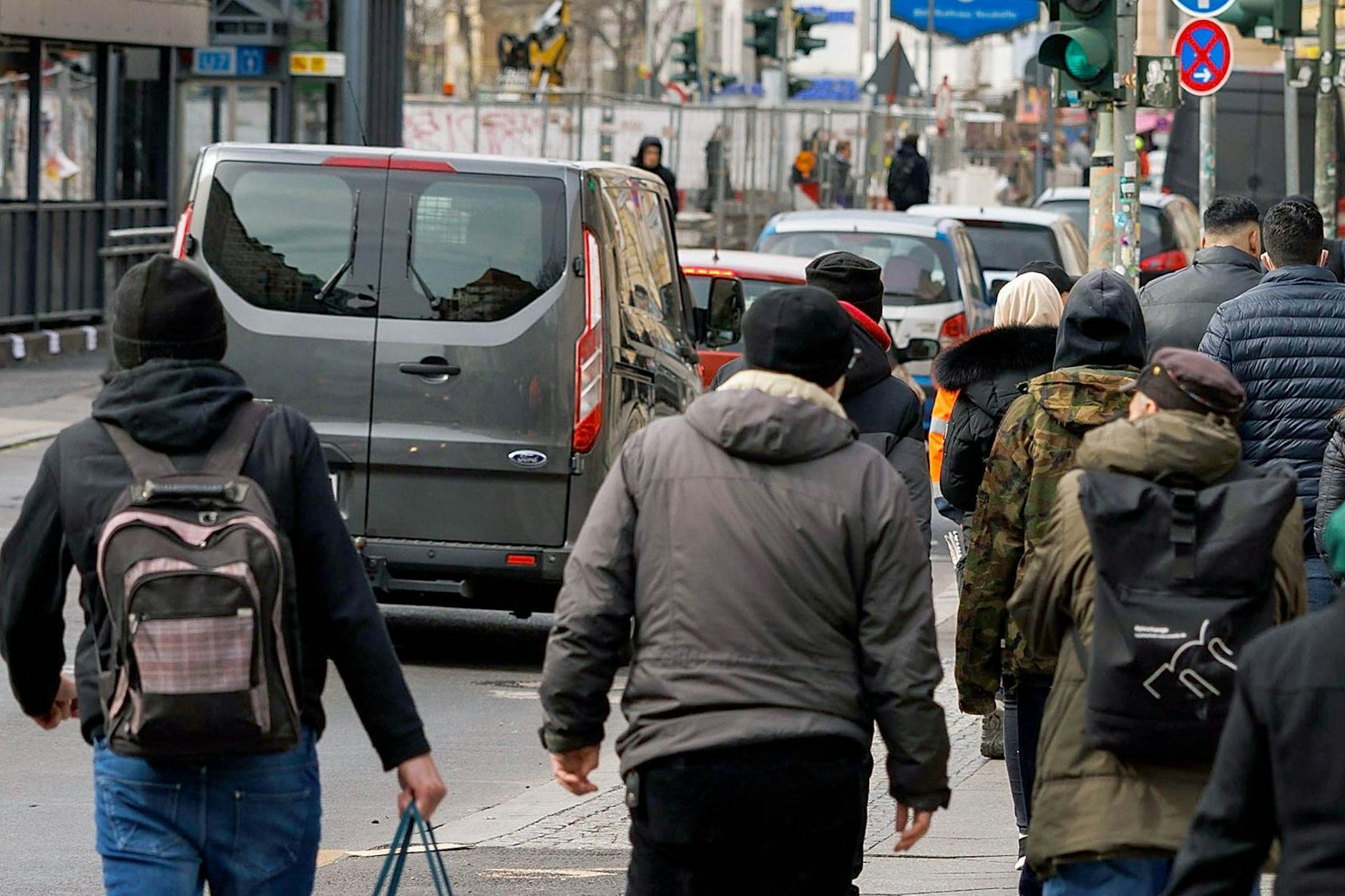 Passanten gehen auf der Karl-Marx-Straße in Neukölln.