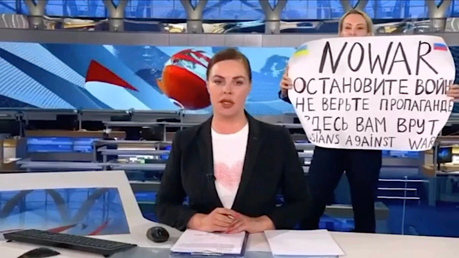 Marina Owsjannikowa protestiert live im russischen Fernsehen