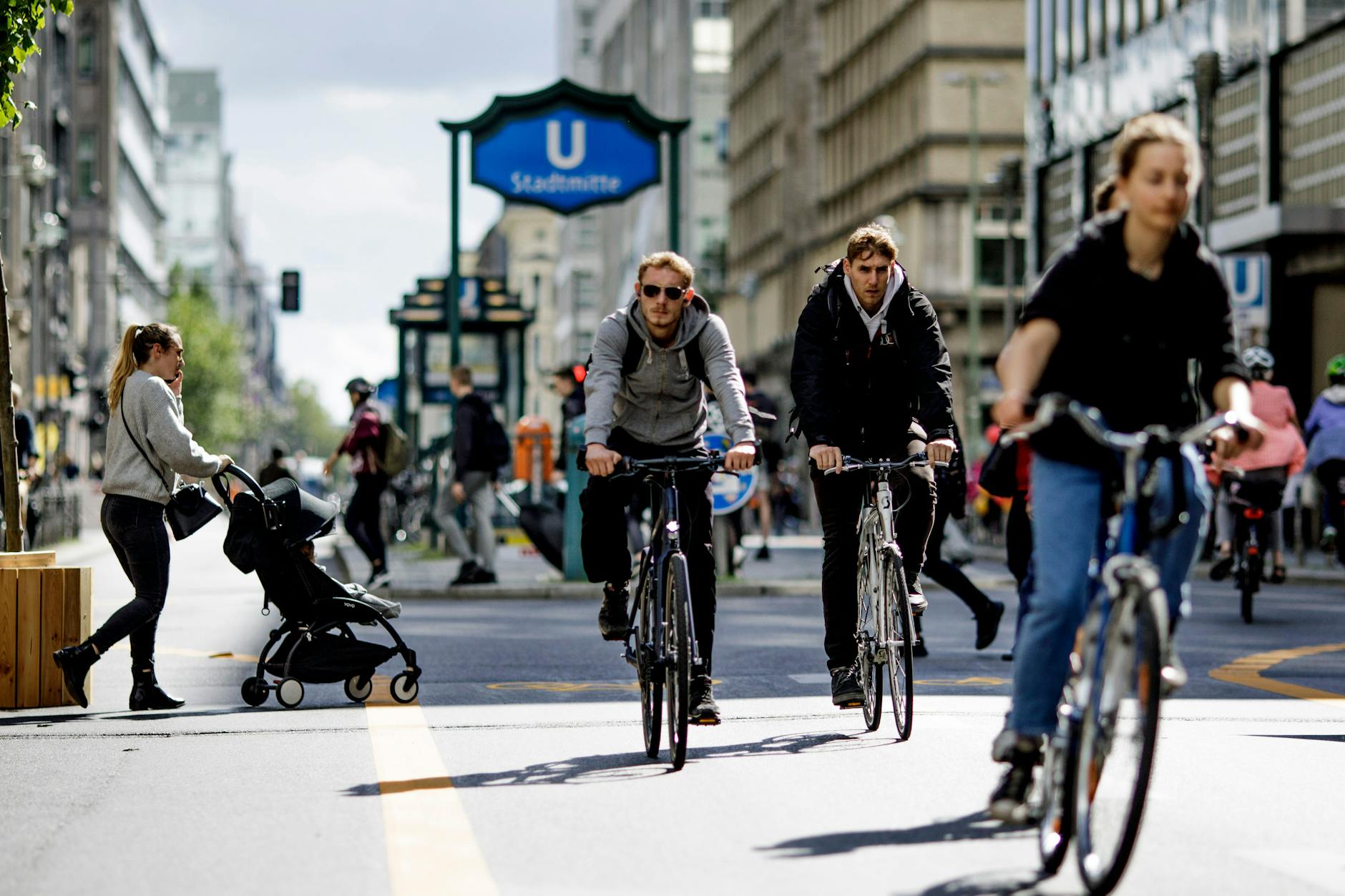 Fahrradfahrer fahren auf der neuen autofreien Friedrichsstraße.