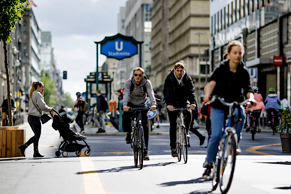 Fahrradfahrer fahren auf der neuen autofreien Friedrichsstraße.