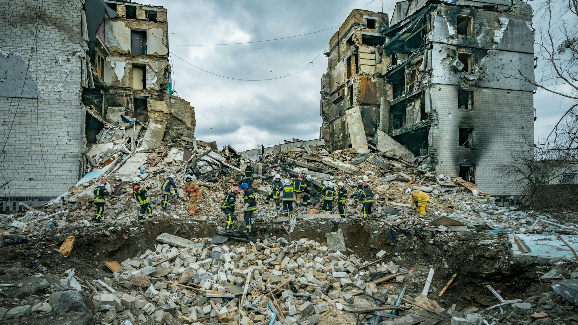 Ein Rettungsteam beseitigt die Trümmer eines zerstörten Gebäudes nach den Kämpfen zwischen der russischen und der ukrainischen Armee.