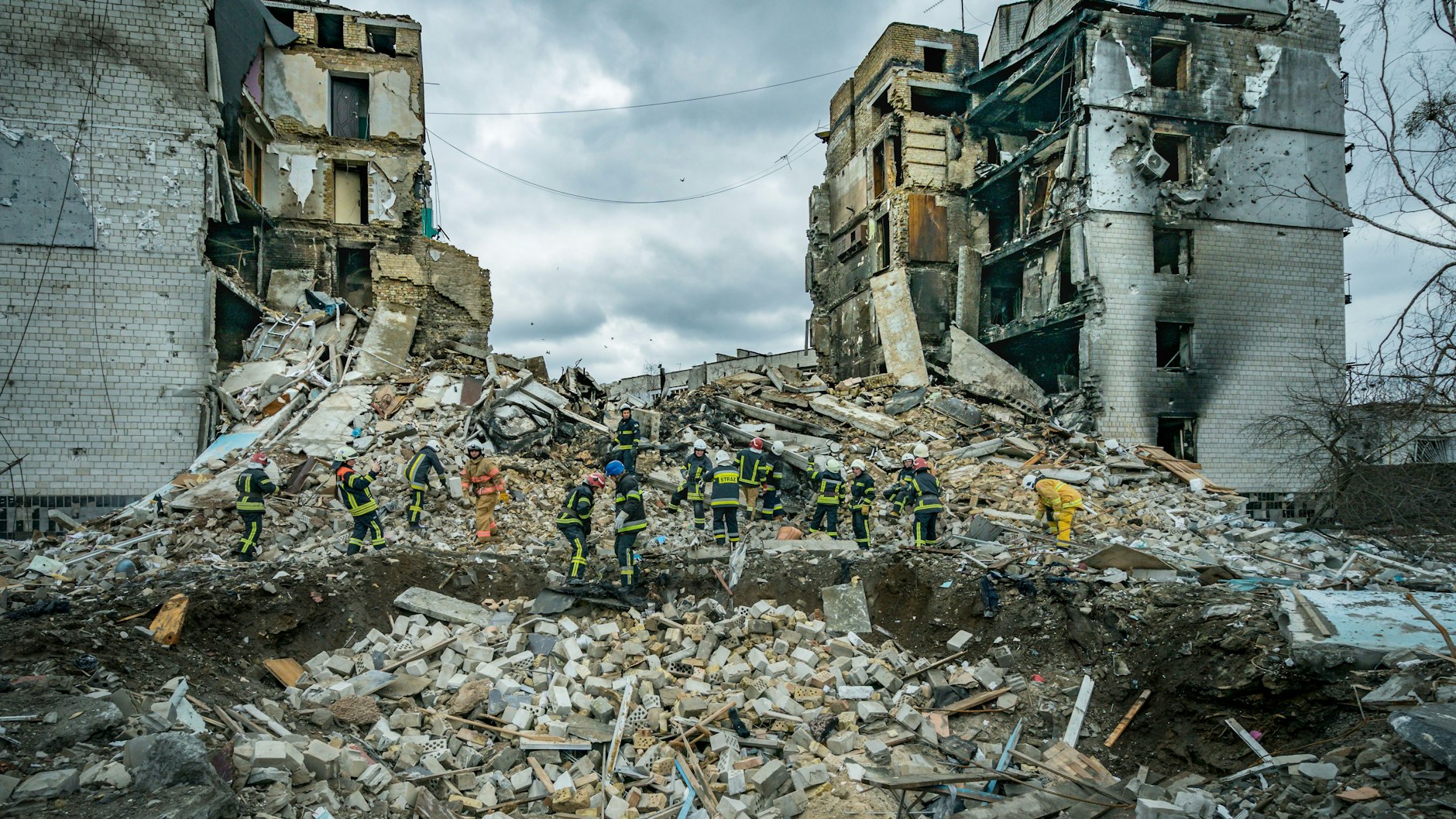 Ein Rettungsteam beseitigt die Trümmer eines zerstörten Gebäudes nach den Kämpfen zwischen der russischen und der ukrainischen Armee. 