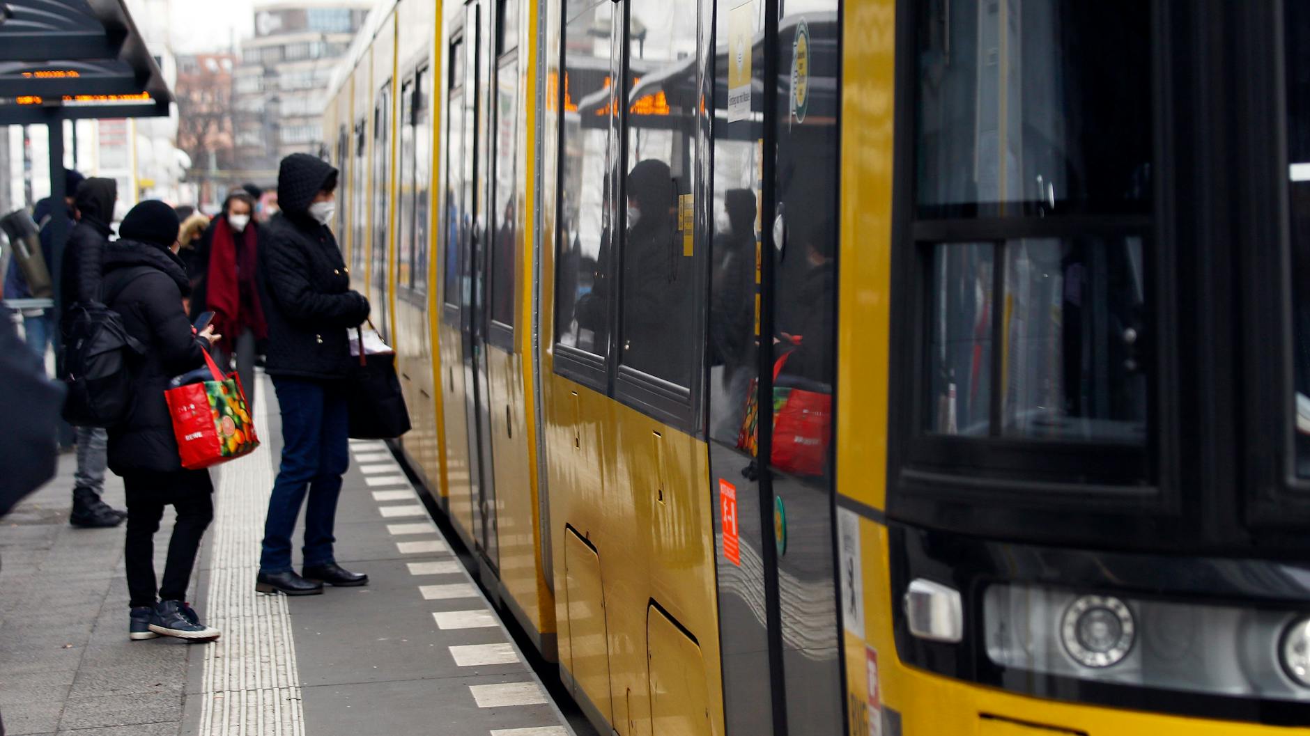 Auch in Zukunft müssen Handytickets in Berlin und Brandenburg vor Antritt der Fahrt gelöst werden (Symbolbild).