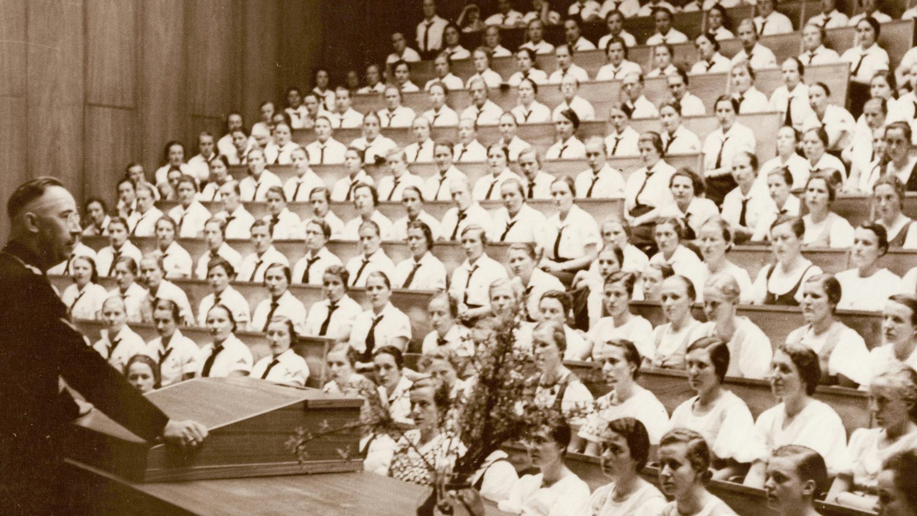 Heinrich Himmler, Reichsführer SS, spricht 1937 vor Mitgliedern des Bundes Deutscher Mädchen (BDM). Himmler beklagte, durch die Hexenjagden sei wertvolles arisches Erbgut verloren gegangen.