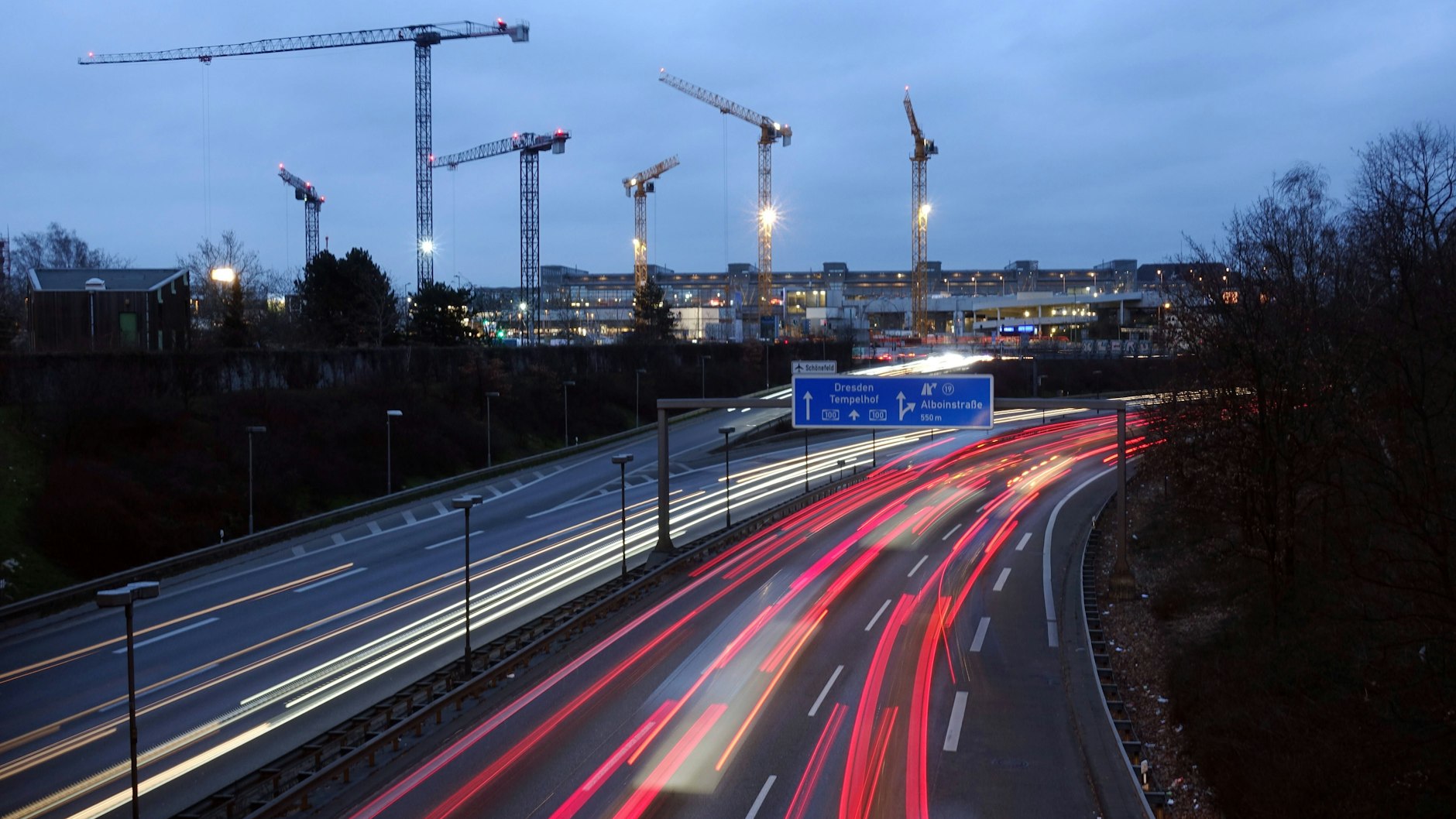 Die Autobahn 100 in Berlin soll in den Osten der Stadt verlängert werden. Doch sind innerstädtische Schnellstraßen noch zeitgemäß, fragt Andreas Knie vom Wissenschaftszentrum.