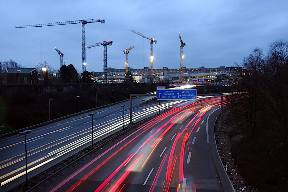 Die Autobahn 100 in Berlin soll in den Osten der Stadt verlängert werden. Doch sind innerstädtische Schnellstraßen noch zeitgemäß, fragt Andreas Knie vom Wissenschaftszentrum.