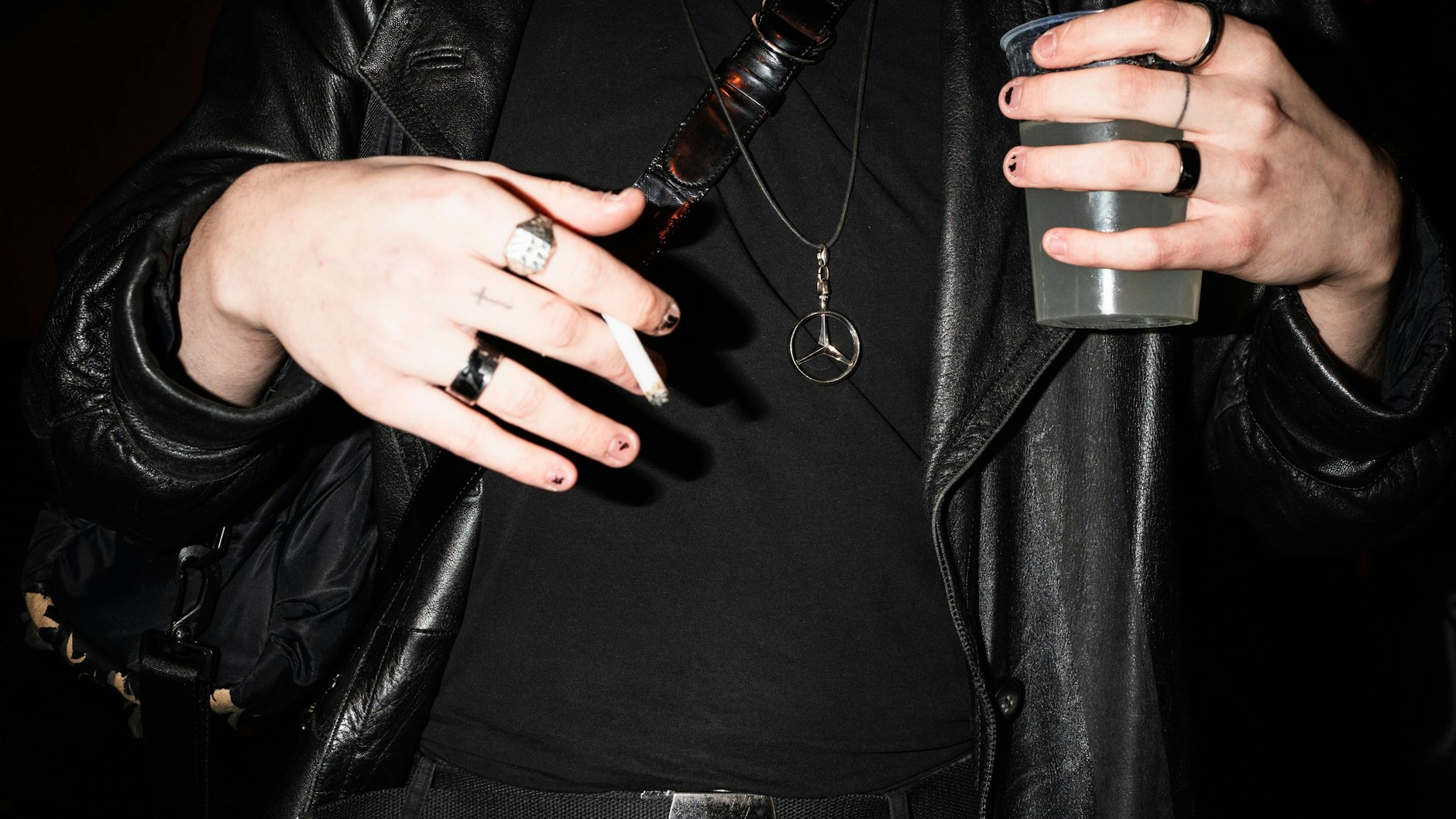 Typisch Berlin: schwarz, ein wenig angeranzt und mit einem ironischen Twist wie der Mercedes-Stern-Kette.