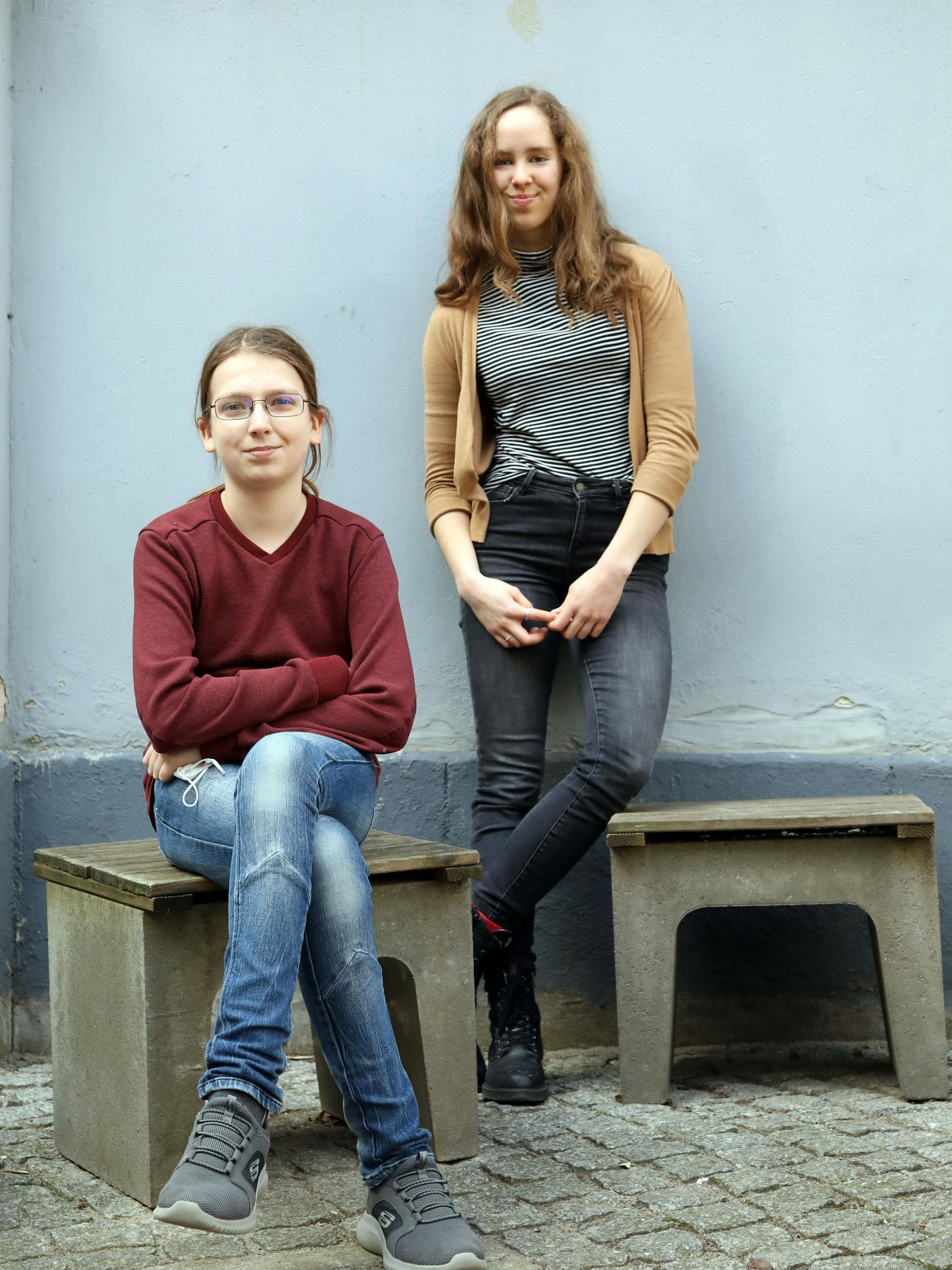 Roen Parsch (12) und Borka Derai (15) auf dem Schulhof des Lessing-Gymnasiums.