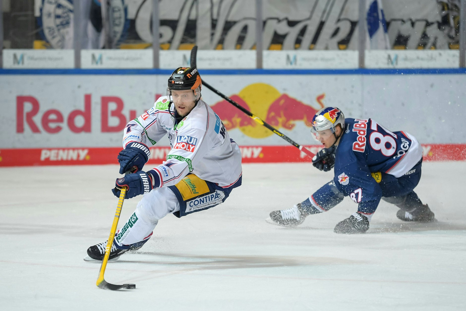 Wenn Eisbär Frank Hördler Gas gibt, fliegen die Gegner vom Eis.