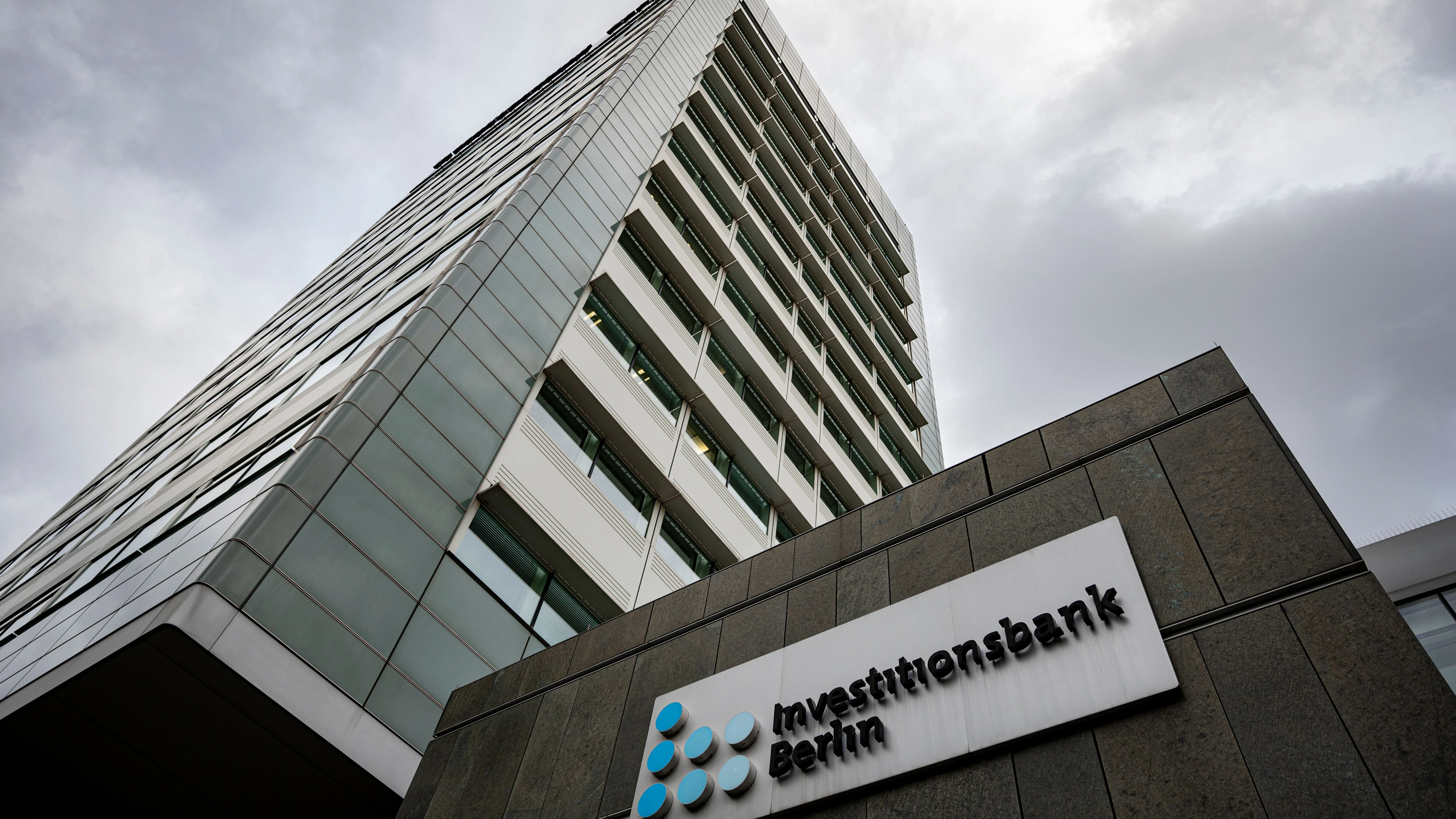 Der Eingang der Investitionsbank Berlin (IBB). Der Bund der Steuerzahler hat sein neues Schwarzbuch „Die öffentliche Verschwendung 2020/21“ vorgestellt. Berlin ist mit dem Flussbad im Spreekanal und den Corona-Soforthilfen der IBB vertreten.