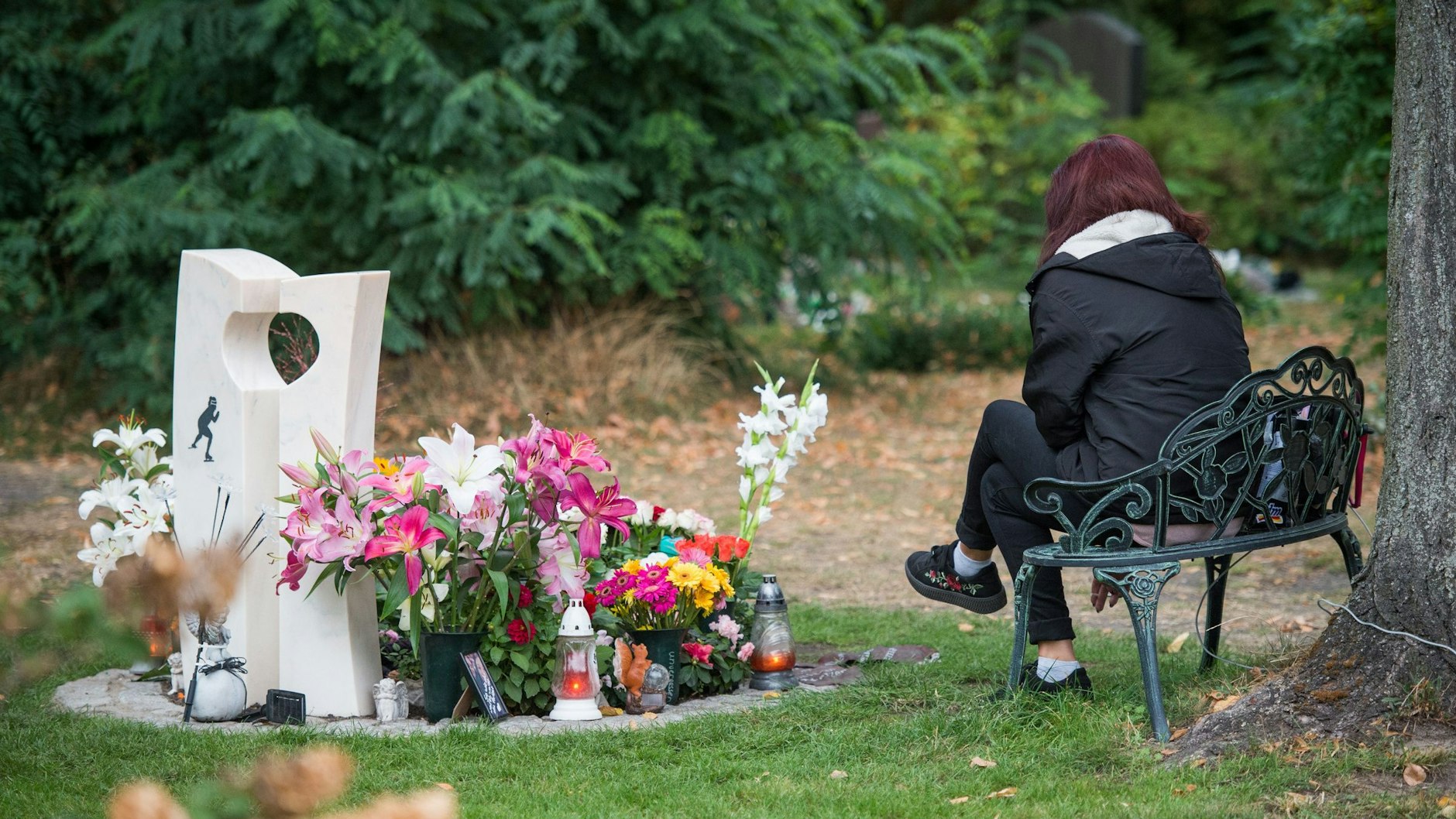 Die Mutter der getöteten 14-Jährigen Keira aus Berlin-Hohenschönhausen am Grab ihrer Tochter