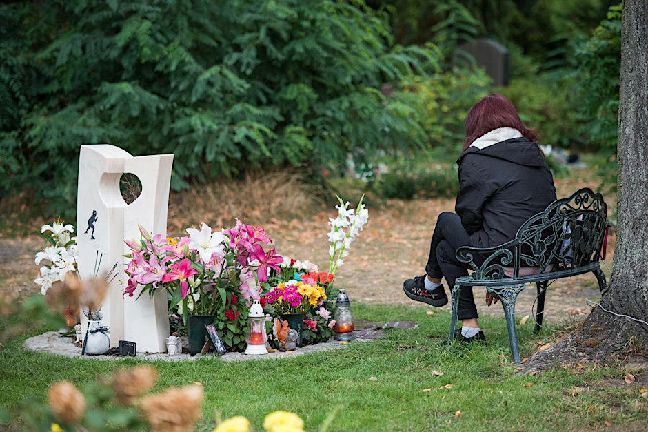 Die Mutter der getöteten 14-Jährigen Keira aus Berlin-Hohenschönhausen am Grab ihrer Tochter