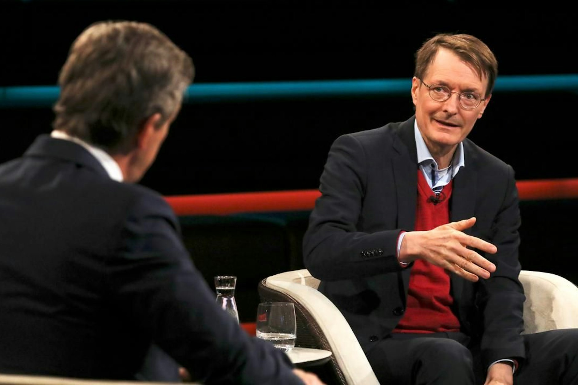 Gesundheitsminister Karl Lauterbach macht im ZDF bei Markus Lanz eine Rolle rückwärts in Sachen freiwillige Corona-Quarantäne.