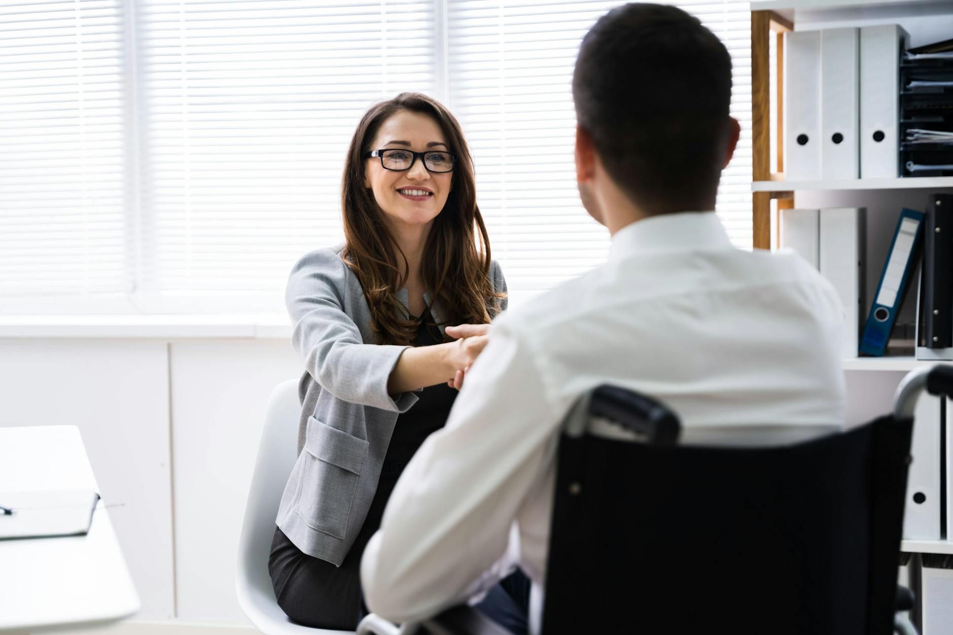 Bei der Gehaltsverhandlung kommt es auf die richtigen Argumente an. Die Inflation kann eines sein – sollte aber nicht dominieren, rät Verhandlungsexperte Rasmus Tenbergen.