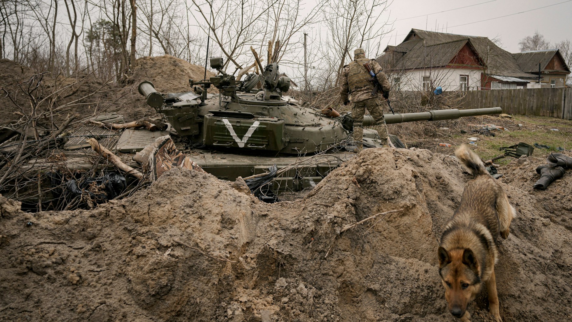 Ein ukrainischer Soldat geht an einem verlassenen Panzer der russischen Armee in Andrijiwka, Ukraine, vorbei.