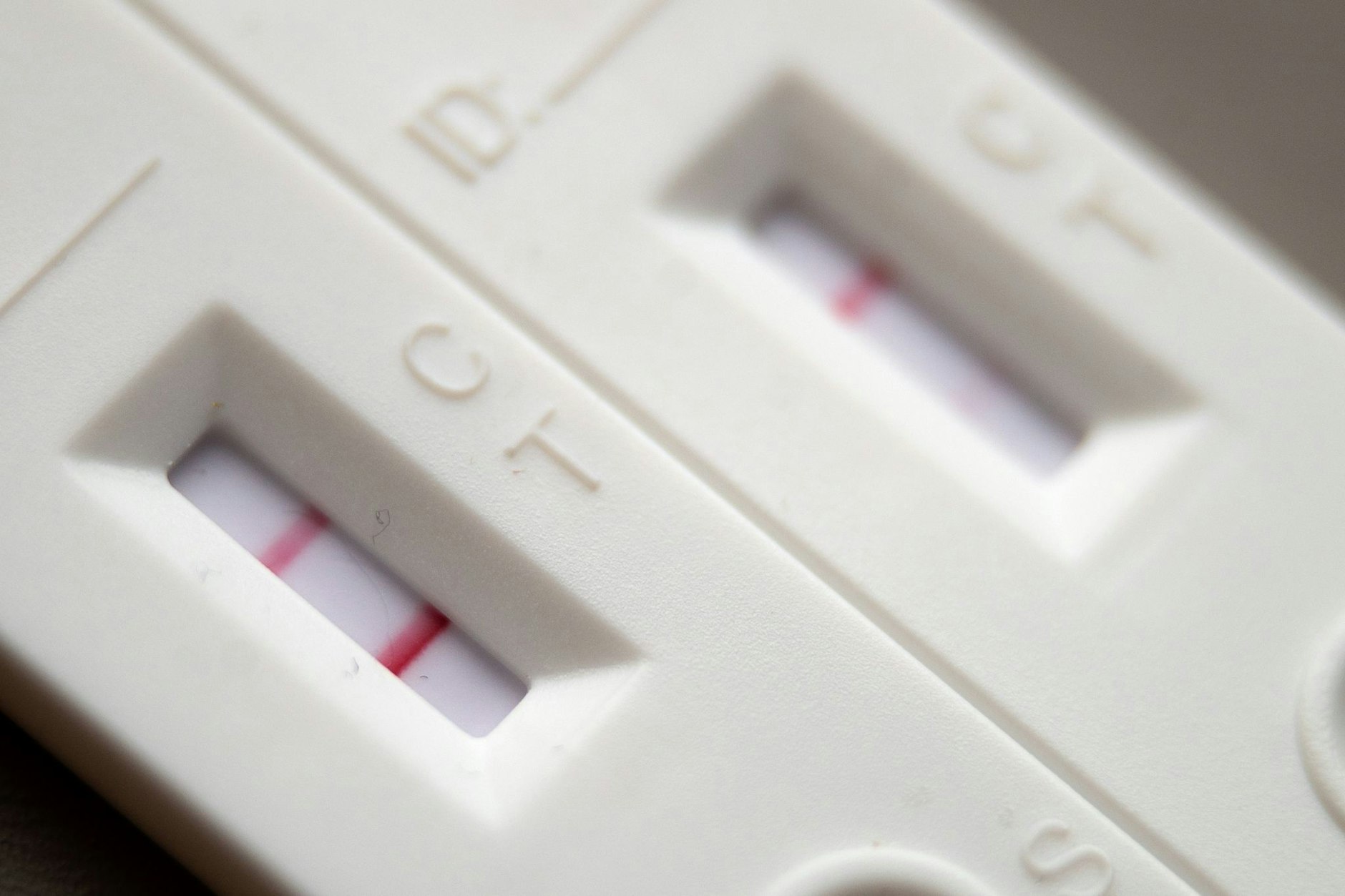 Ein positiver Corona-Schnelltest (l.) neben einem Corona-Schnelltest, der schwach eine positive Linie hat. Der eine so, der andere so. Schnelltests kommen oft zu unterschiedlichen Ergebnissen.
