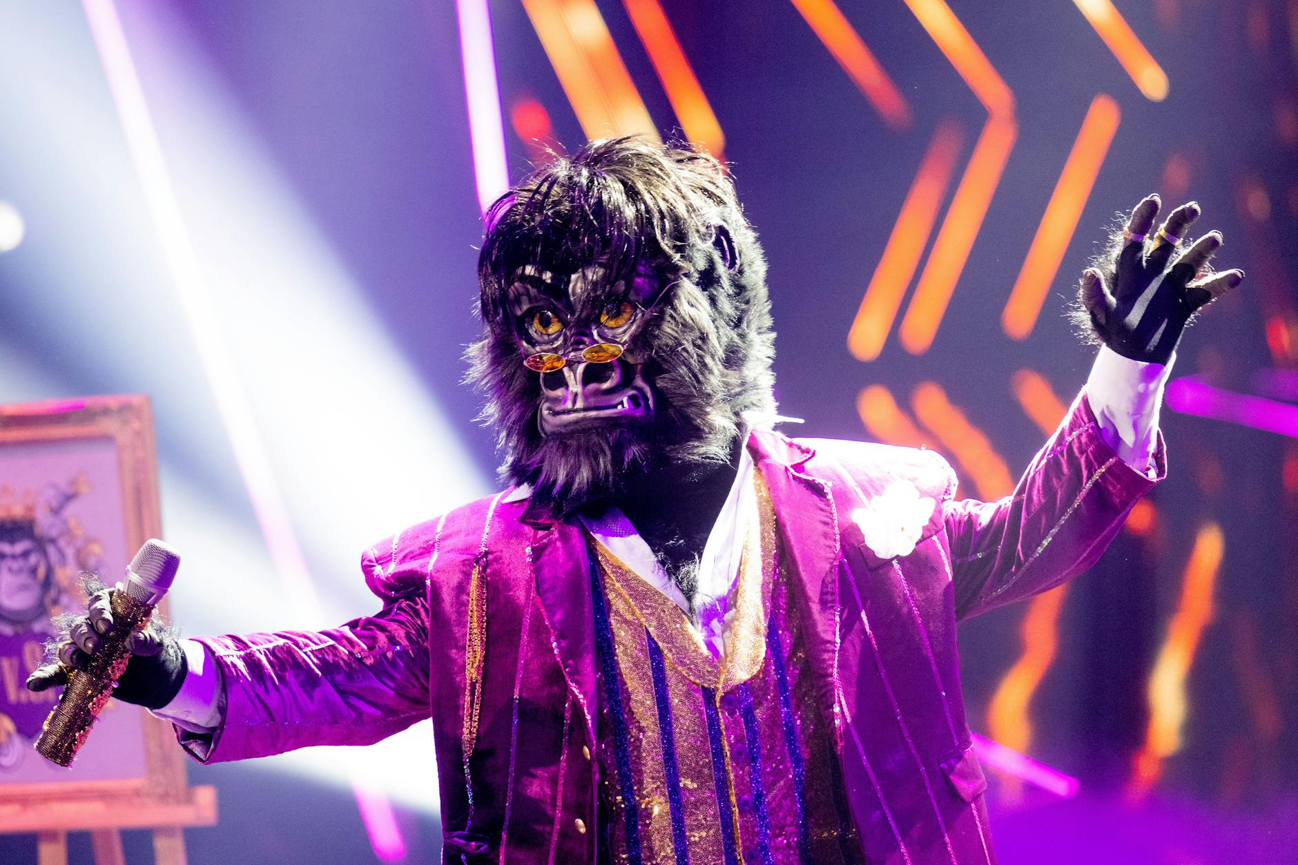 Steckt im Gorilla-Kostüm bei The Masked Singer etwa ein Star aus Let's Dance? Das werden die Zuschauer bald herausfinden...