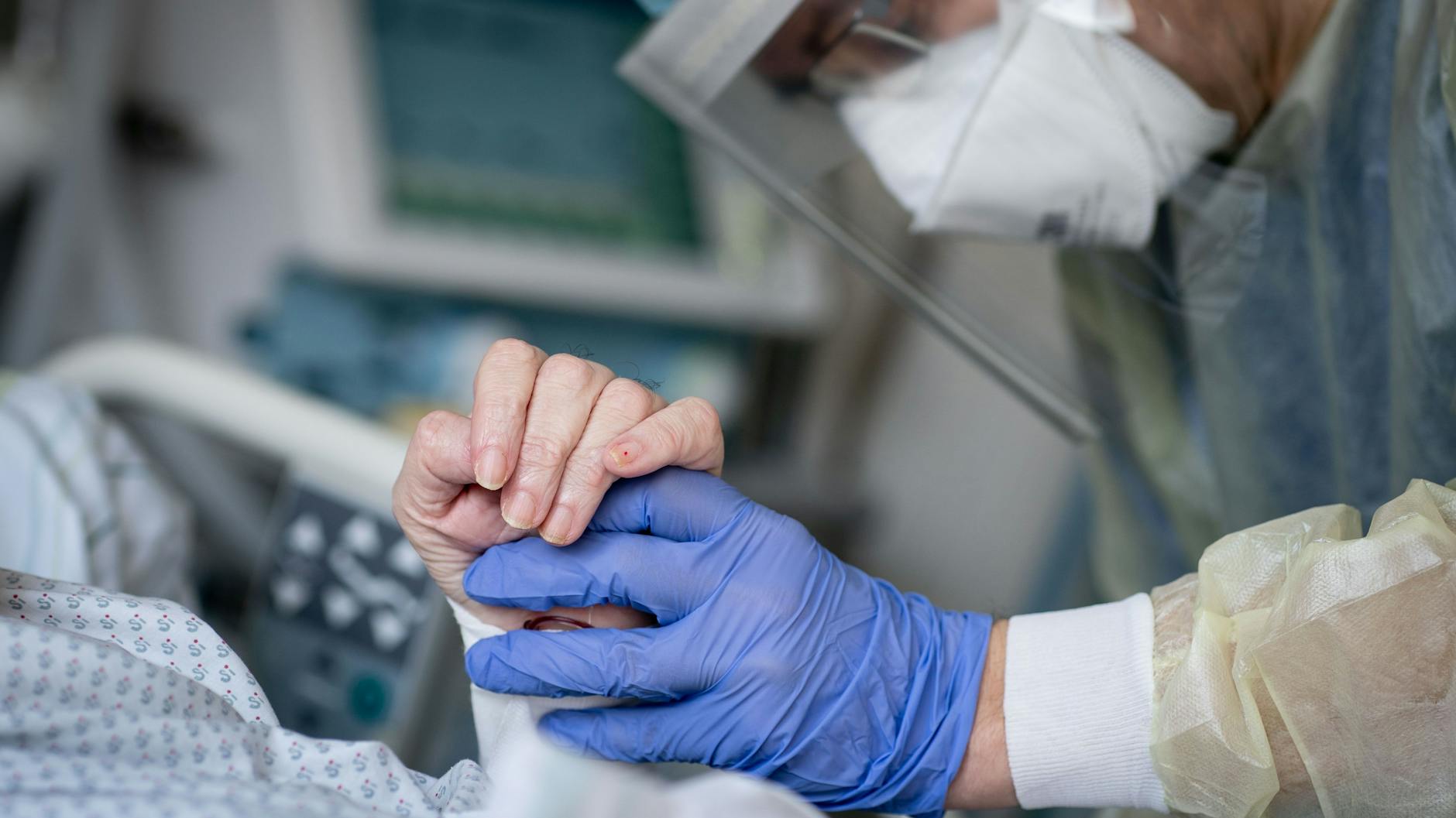 Intensivpfleger nimmt einer an Covid-19 erkrankten Patientin Blut ab.