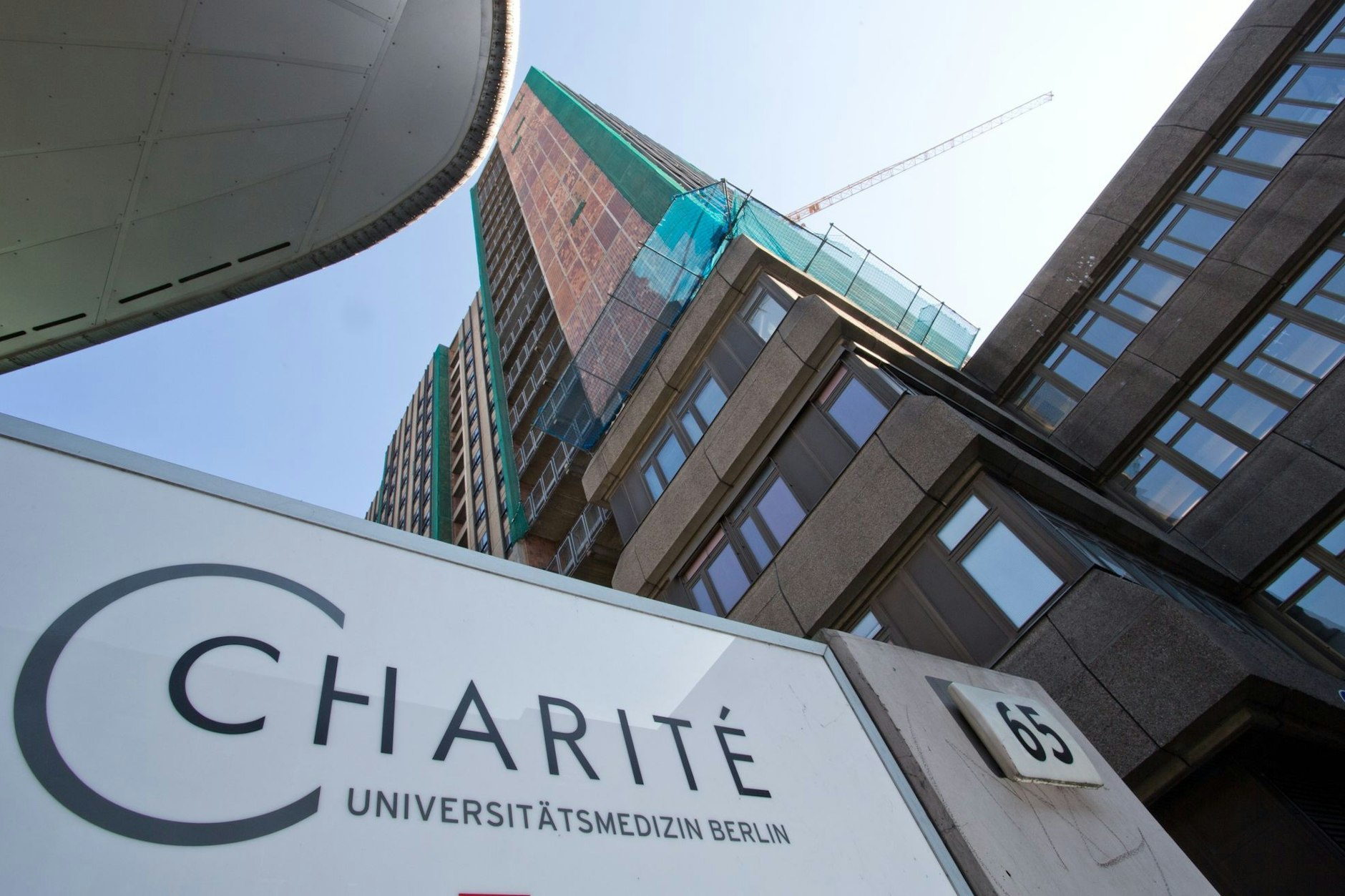 Das Bettenhaus der Berliner Charité. In der Klinik wurden bisher 800 Flüchtlinge aus der Ukraine behandelt.