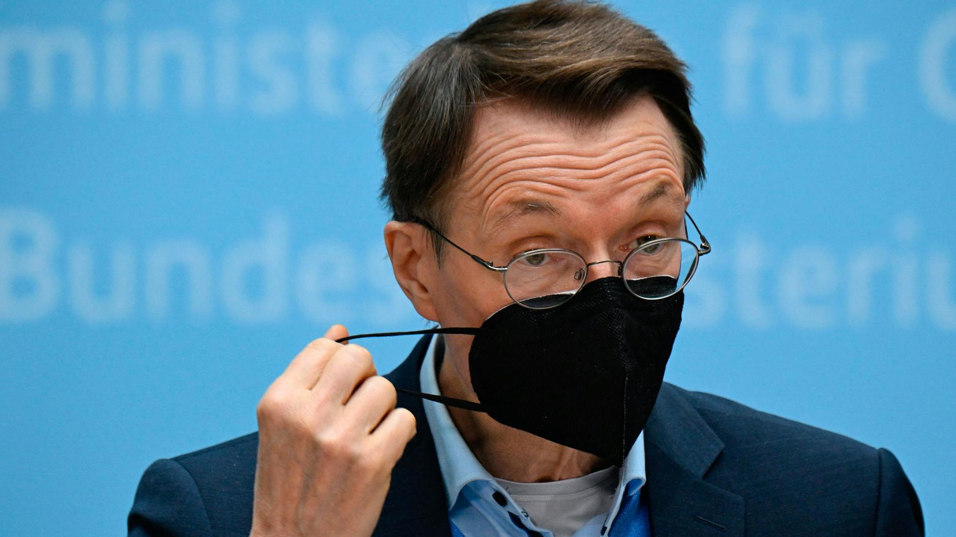 Bundesgesundheitsminister Karl Lauterbach vor der Pressekonferenz am Mittwoch, auf der er über die Isolation von Corona-Infizierten sprach.