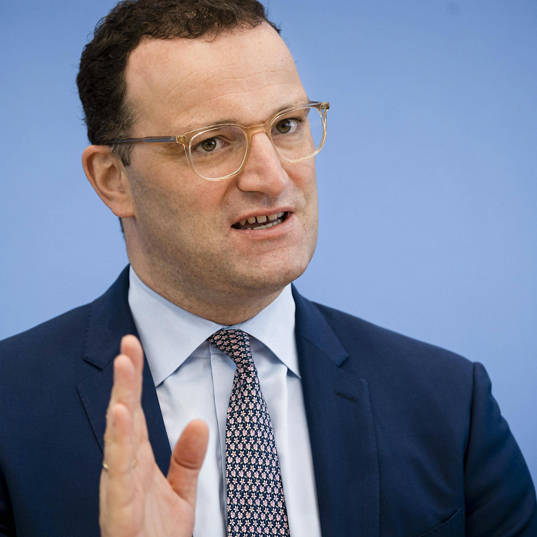 Jens Spahn verunglimpft: Gegner von Corona-Politik verurteilt