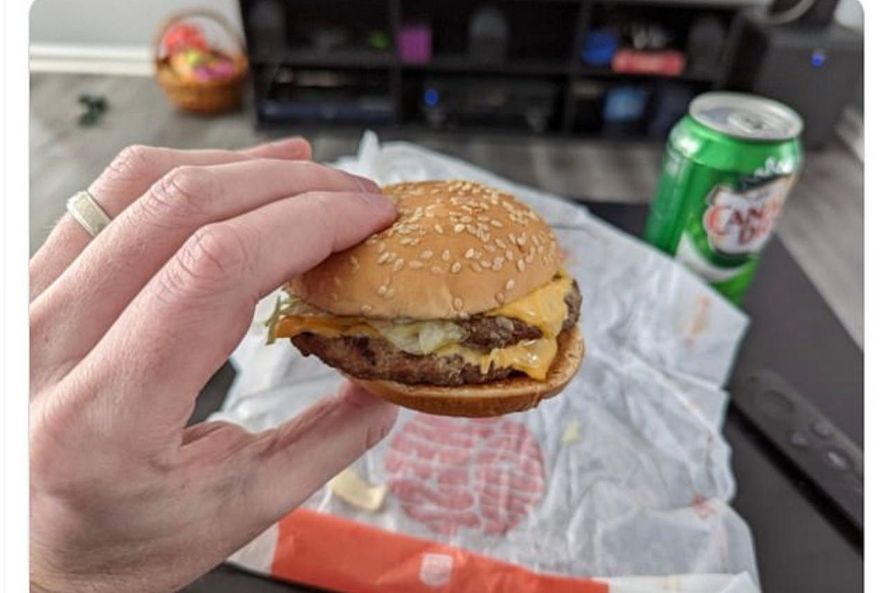 Diese Frau orderte einen Big King, einen großen Burger von Burger King. Und sie bekam diese Mini-Version.