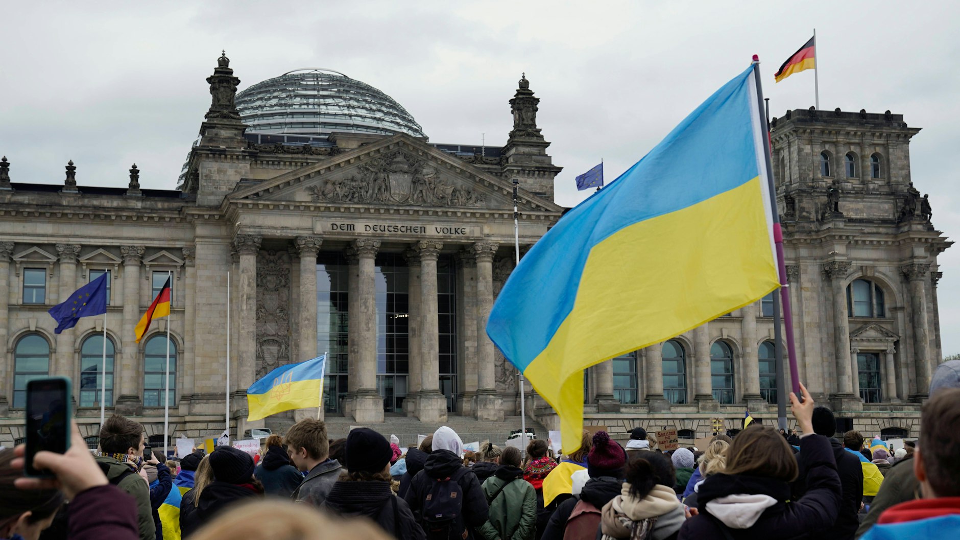 Demonstration der Allianz Ukrainischer für die Opfer des russischen Angriffskriegs vor dem Deutschen Bundestag in Berlin.