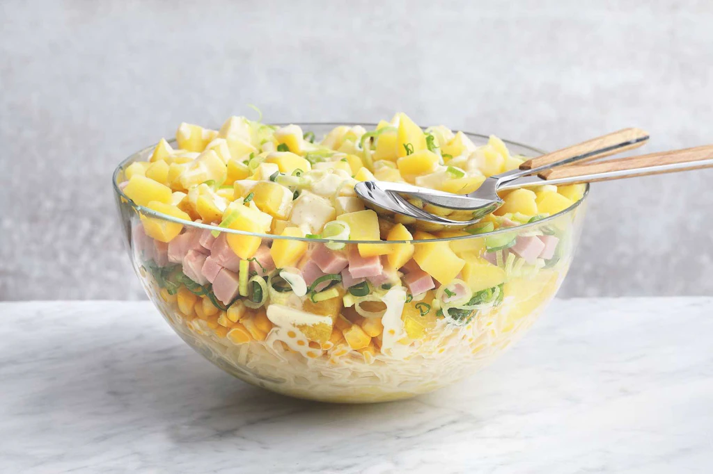 Geniales Rezept für einfachen Schichtsalat: Dieser Salat-Klassiker gehört zum Grillen einfach dazu