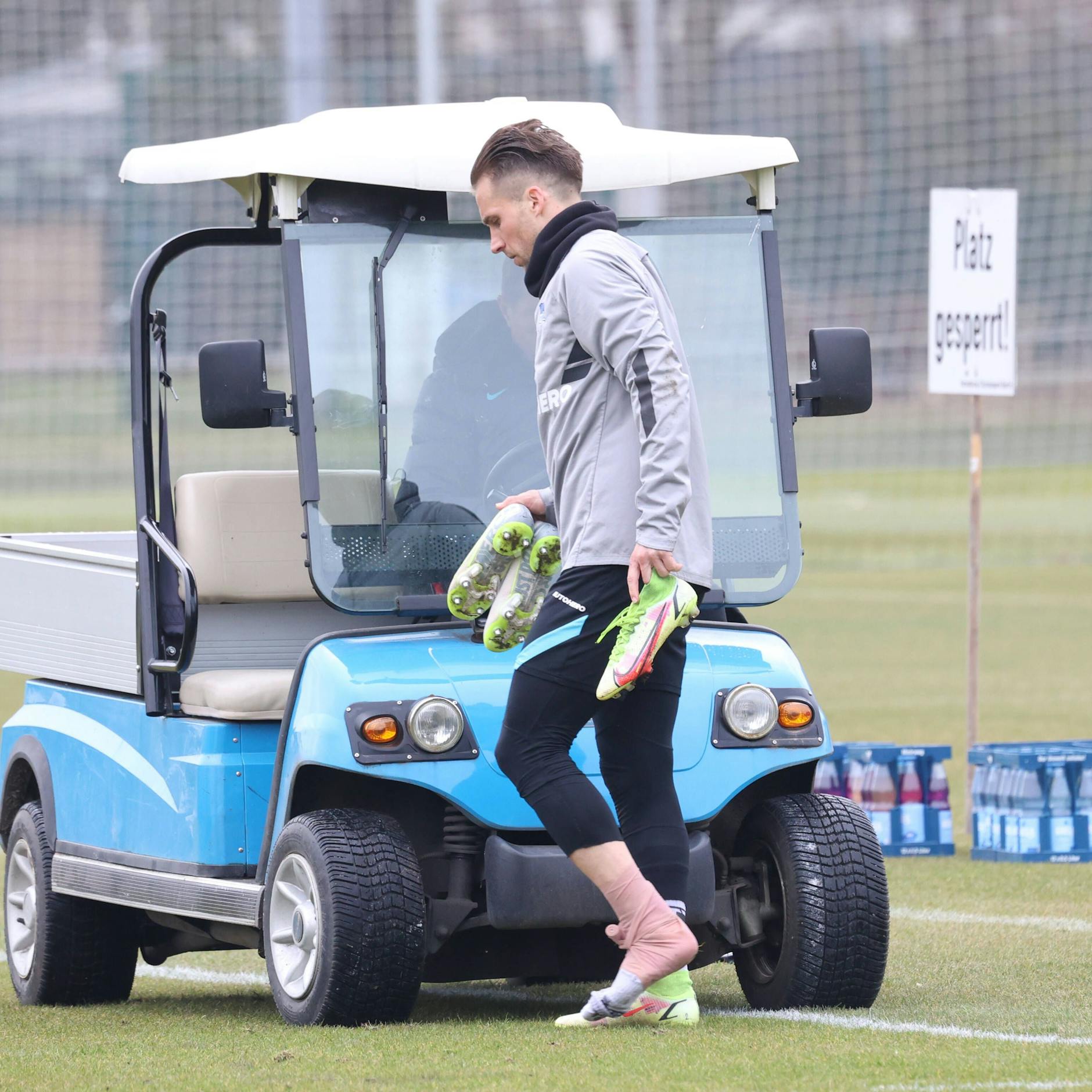 Peter Pekarik humpelt mit dickem Knöchel zum Elektro-Caddy.