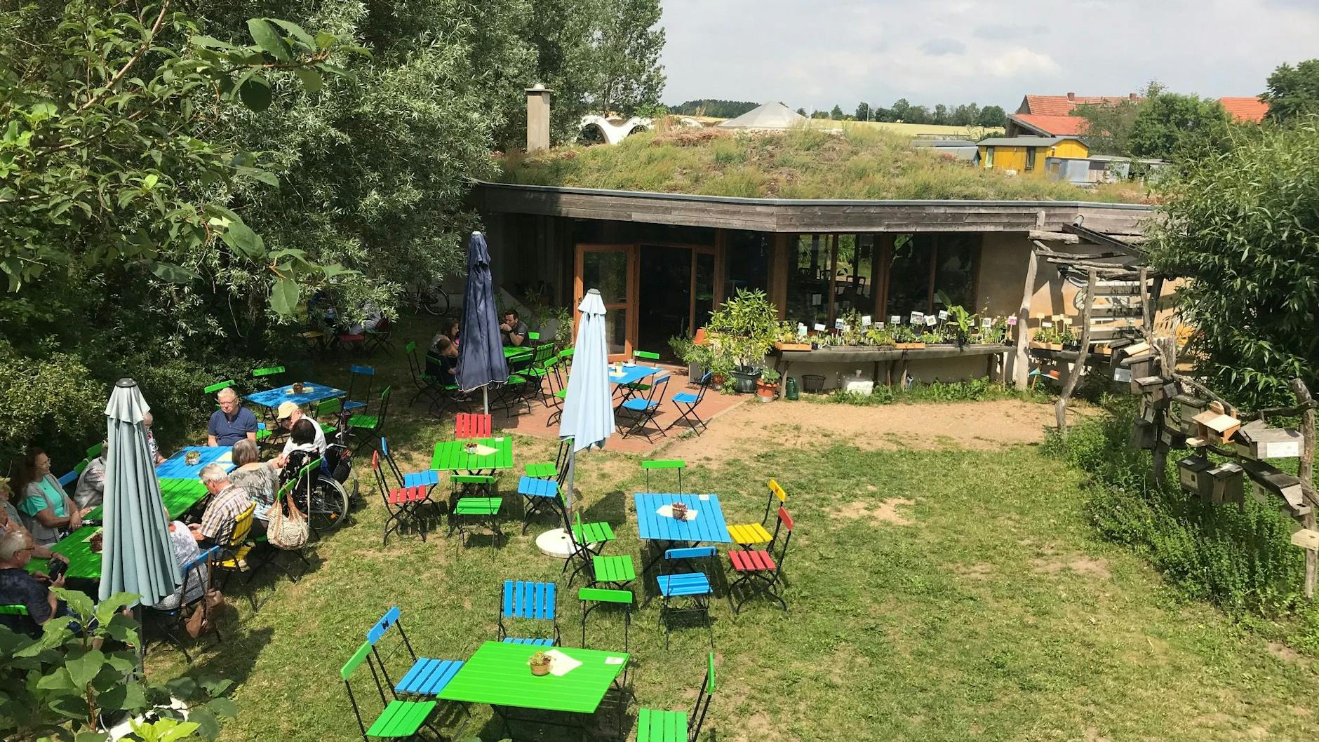 Idyllisch: Das Gartencafé im Wangeliner Garten, aufgenommen im Frühsommer 2019. In ein paar Wochen könnte es wieder so aussehen.