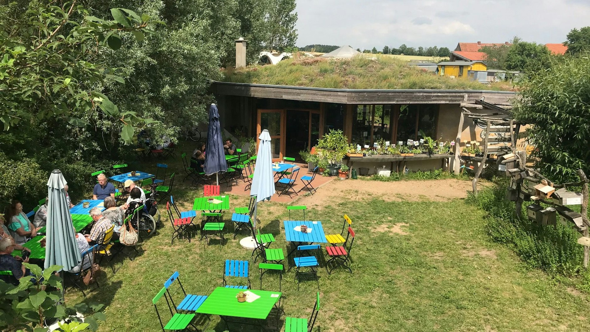 Idyllisch: Das Gartencafé im Wangeliner Garten, aufgenommen im Frühsommer 2019. In ein paar Wochen könnte es wieder so aussehen.