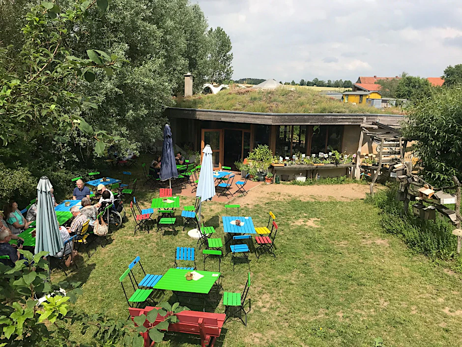 Idyllisch: Das Gartencafé im Wangeliner Garten, aufgenommen im Frühsommer 2019. In ein paar Wochen könnte es wieder so aussehen.