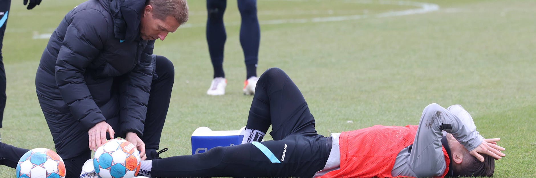 Das tut beim Hinsehen weh! Peter Pekarik greift sich vor Schmerzen an den Kopf, als Physiotherapeut Jürgen Lange seinen Knöchel behandelt.